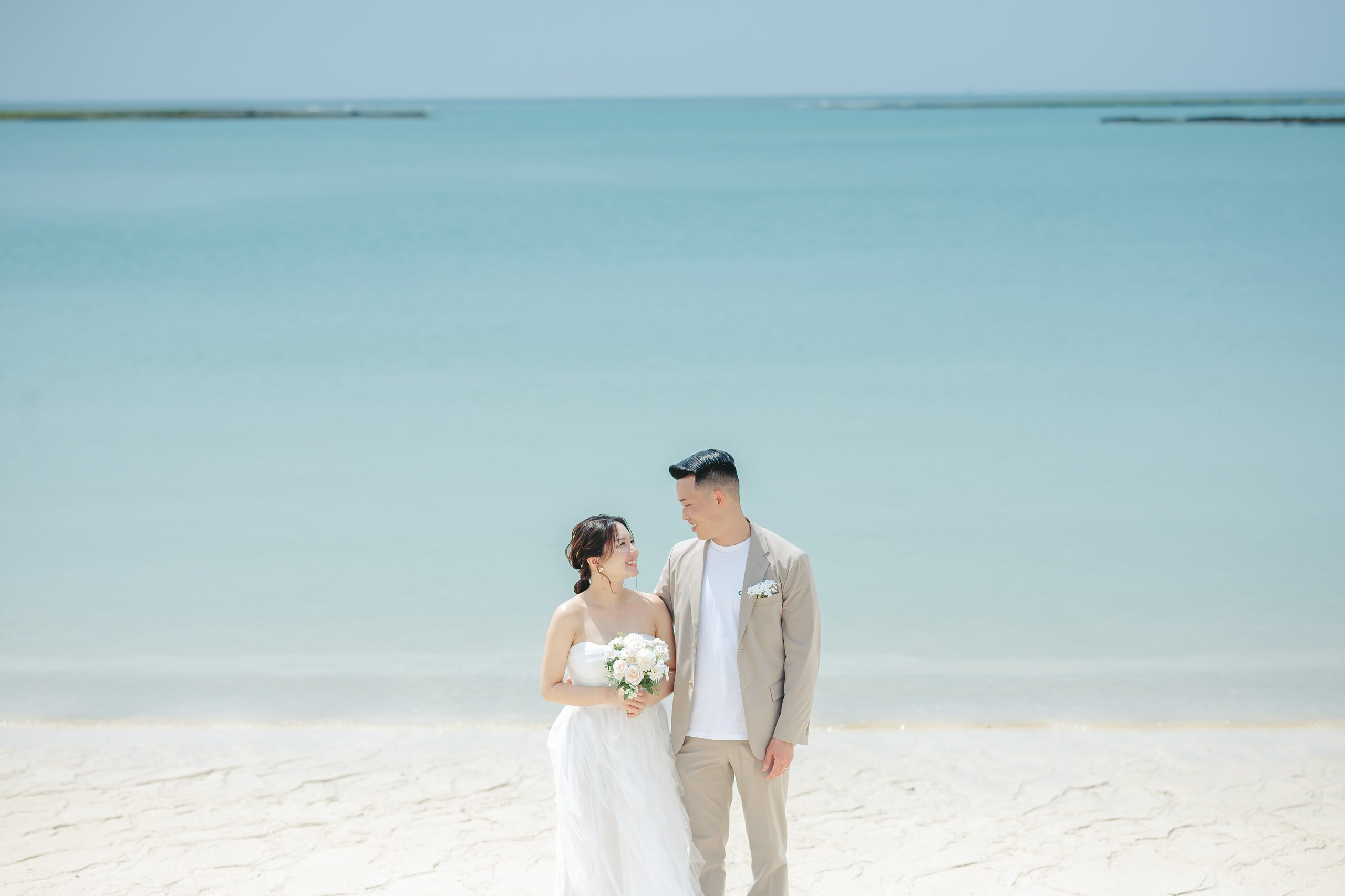 沖縄での結婚式前撮りロケーション撮影で笑顔を見せる新郎新婦