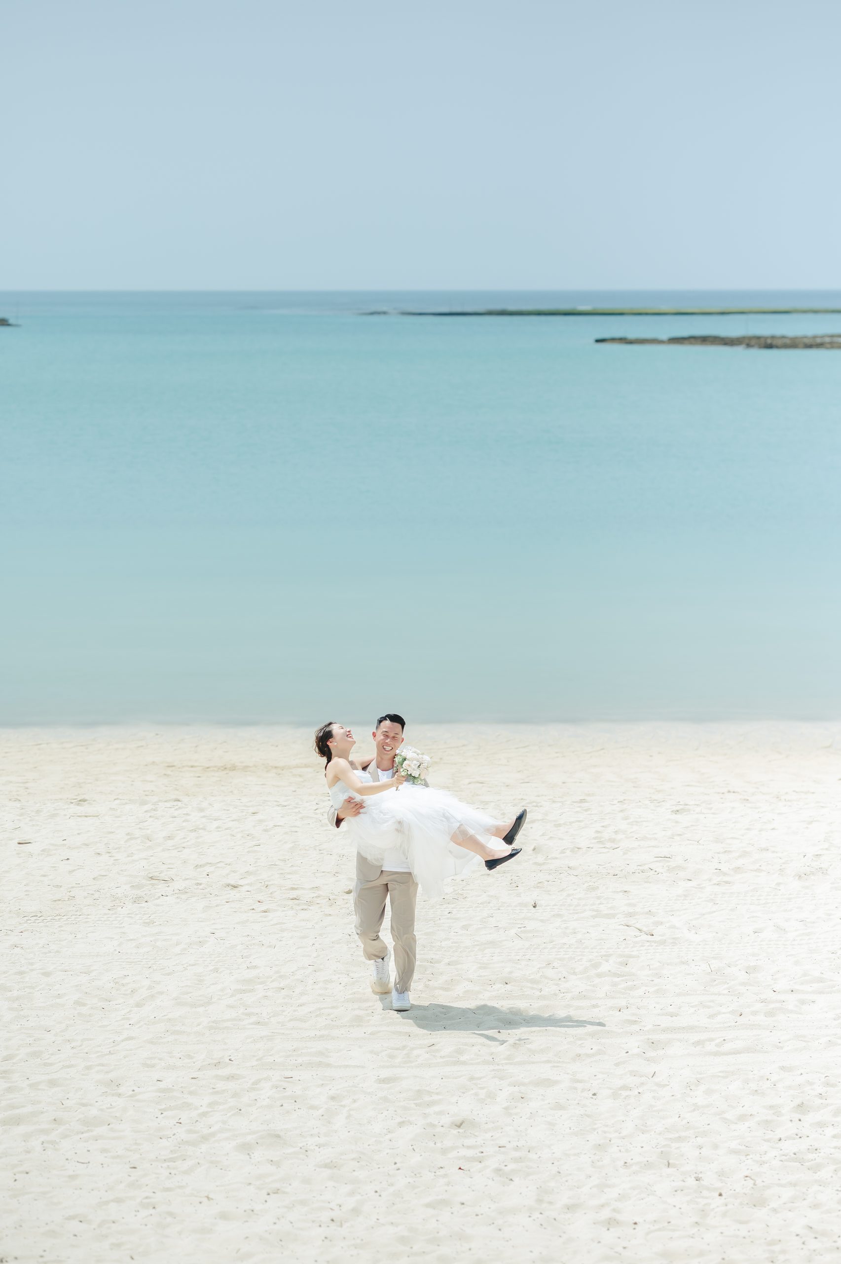 沖縄での結婚式前撮りロケーション撮影で笑顔を見せる新郎新婦