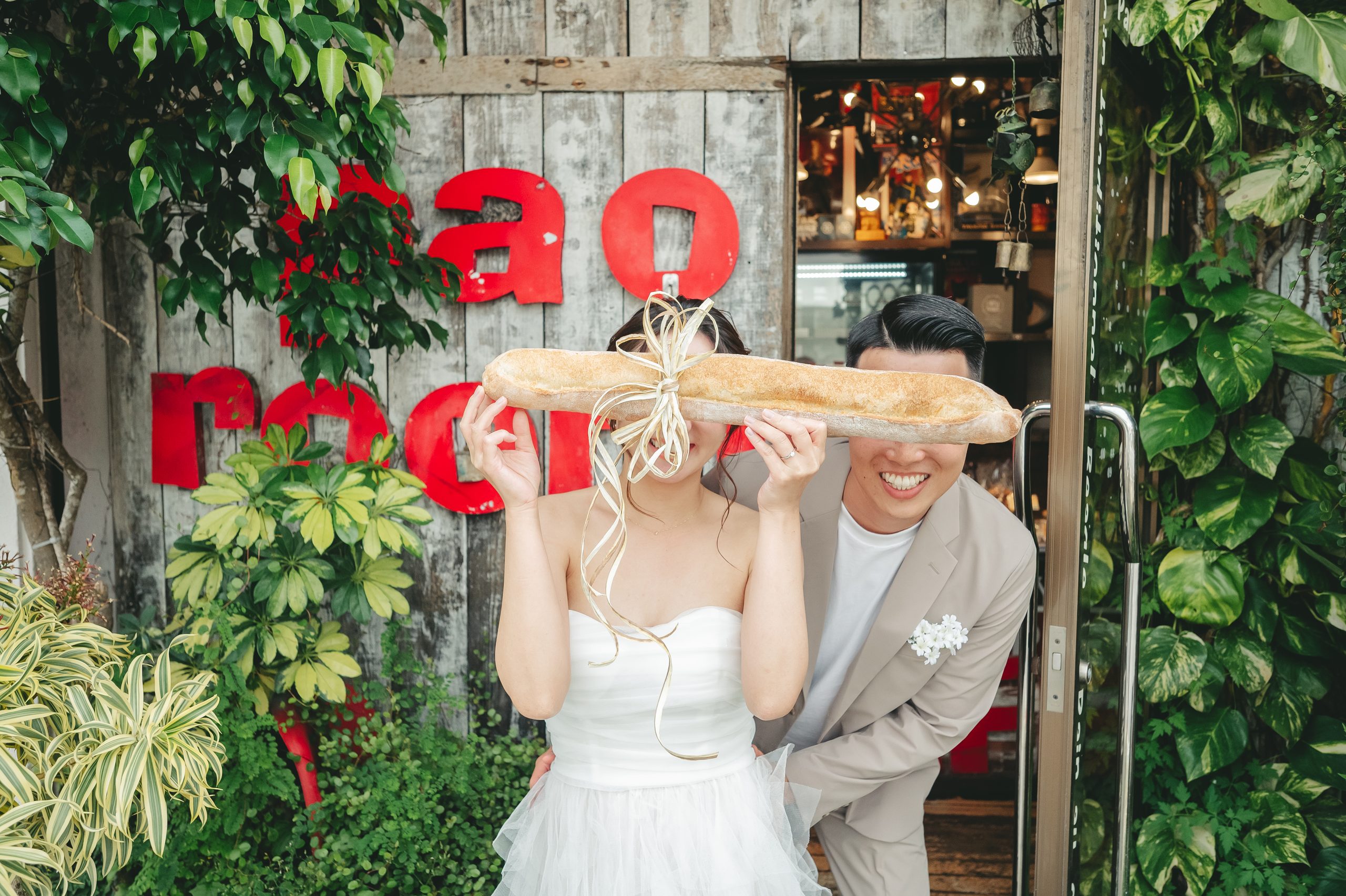 沖縄での結婚式前撮りロケーション撮影で笑顔を見せる新郎新婦