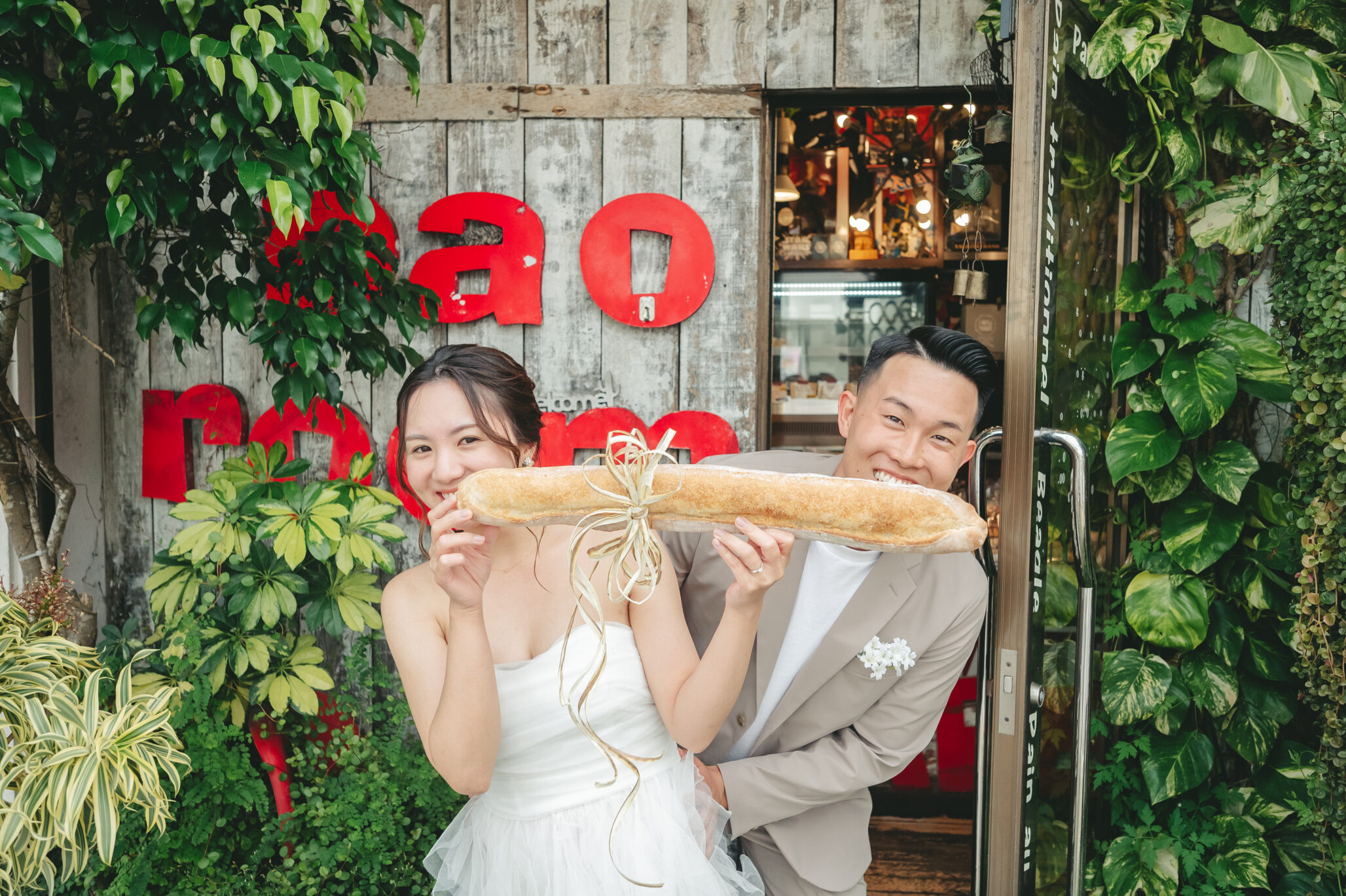 沖縄での結婚式前撮りロケーション撮影で笑顔を見せる新郎新婦