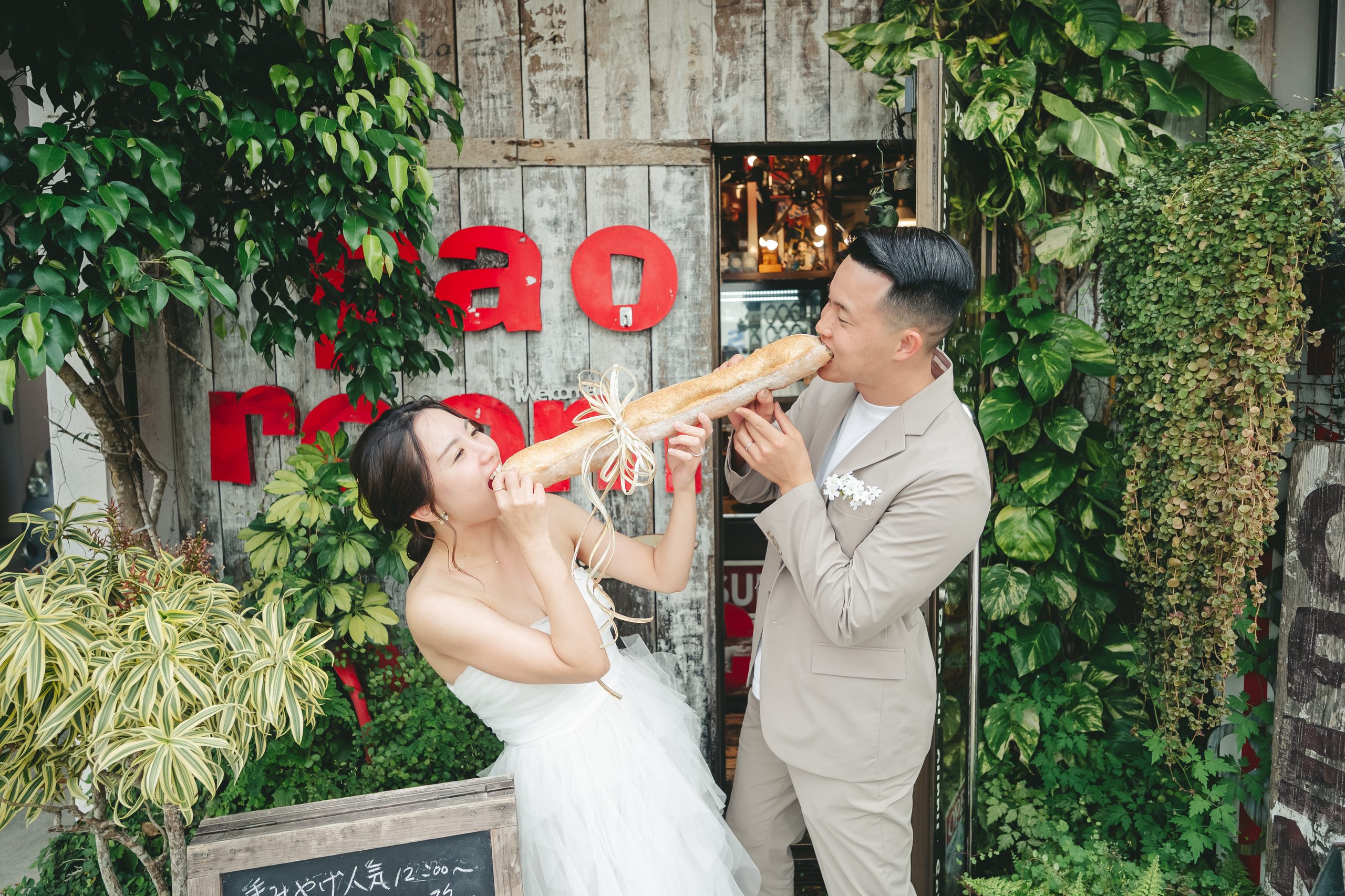沖縄での結婚式前撮りロケーション撮影で笑顔を見せる新郎新婦