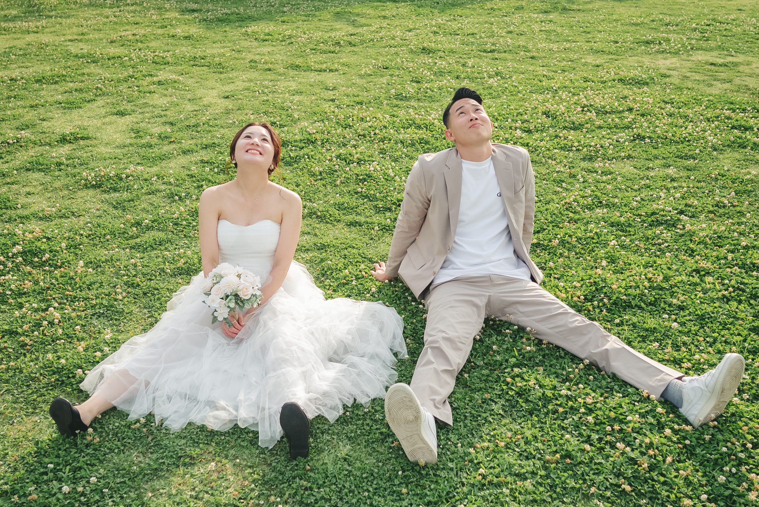 沖縄での結婚式前撮りロケーション撮影で笑顔を見せる新郎新婦