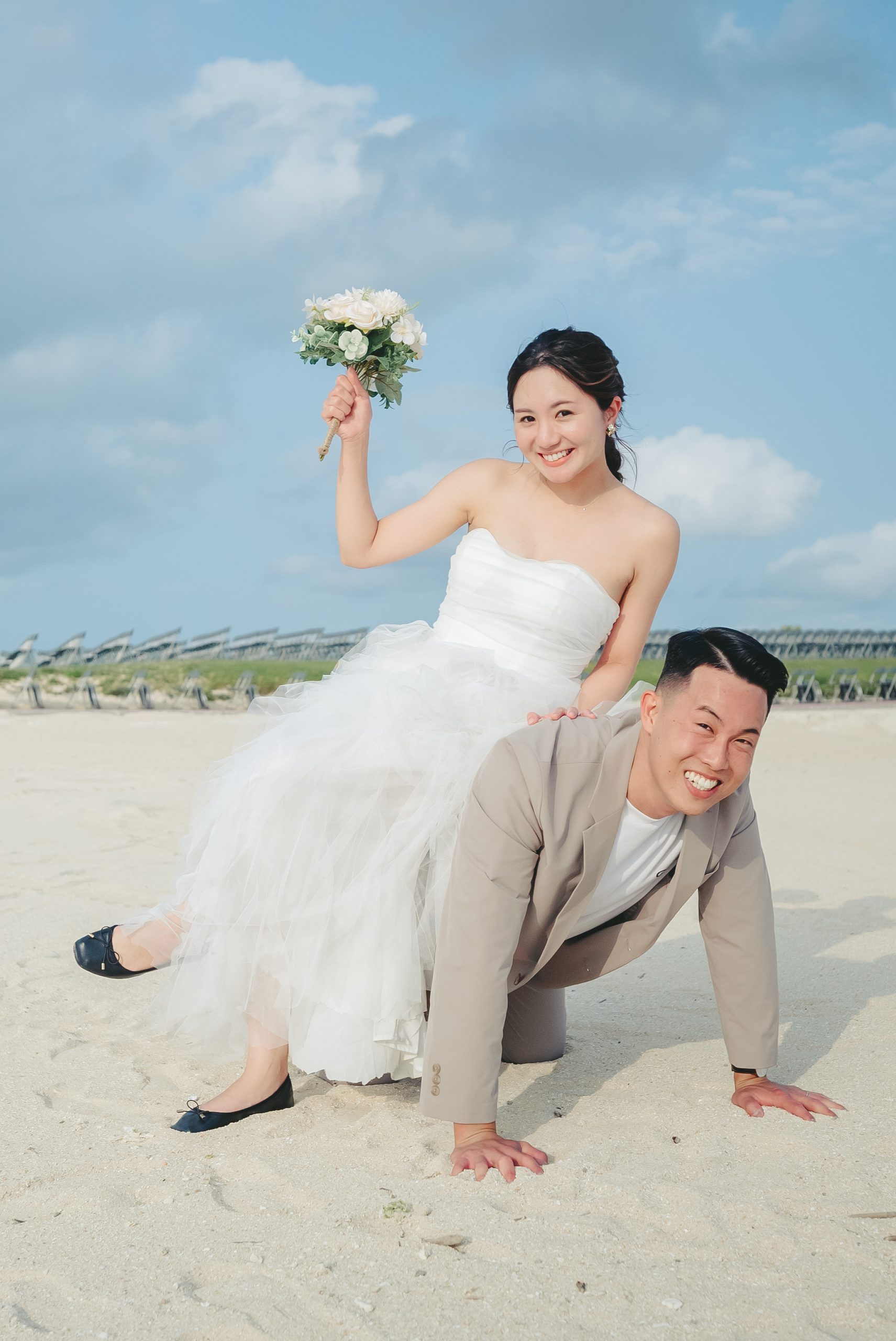 沖縄での結婚式前撮りロケーション撮影で笑顔を見せる新郎新婦