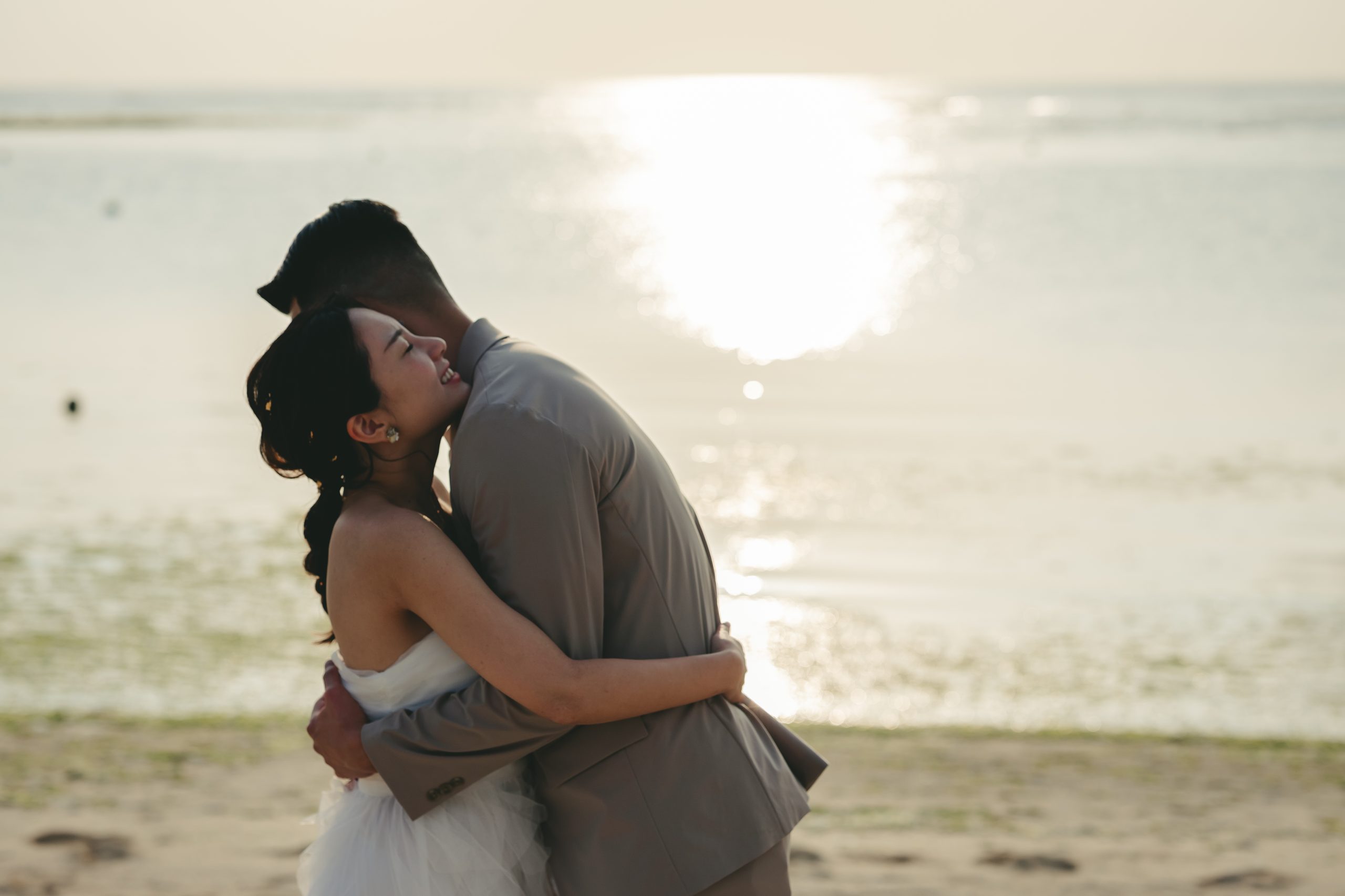 沖縄での結婚式前撮りロケーション撮影で笑顔を見せる新郎新婦