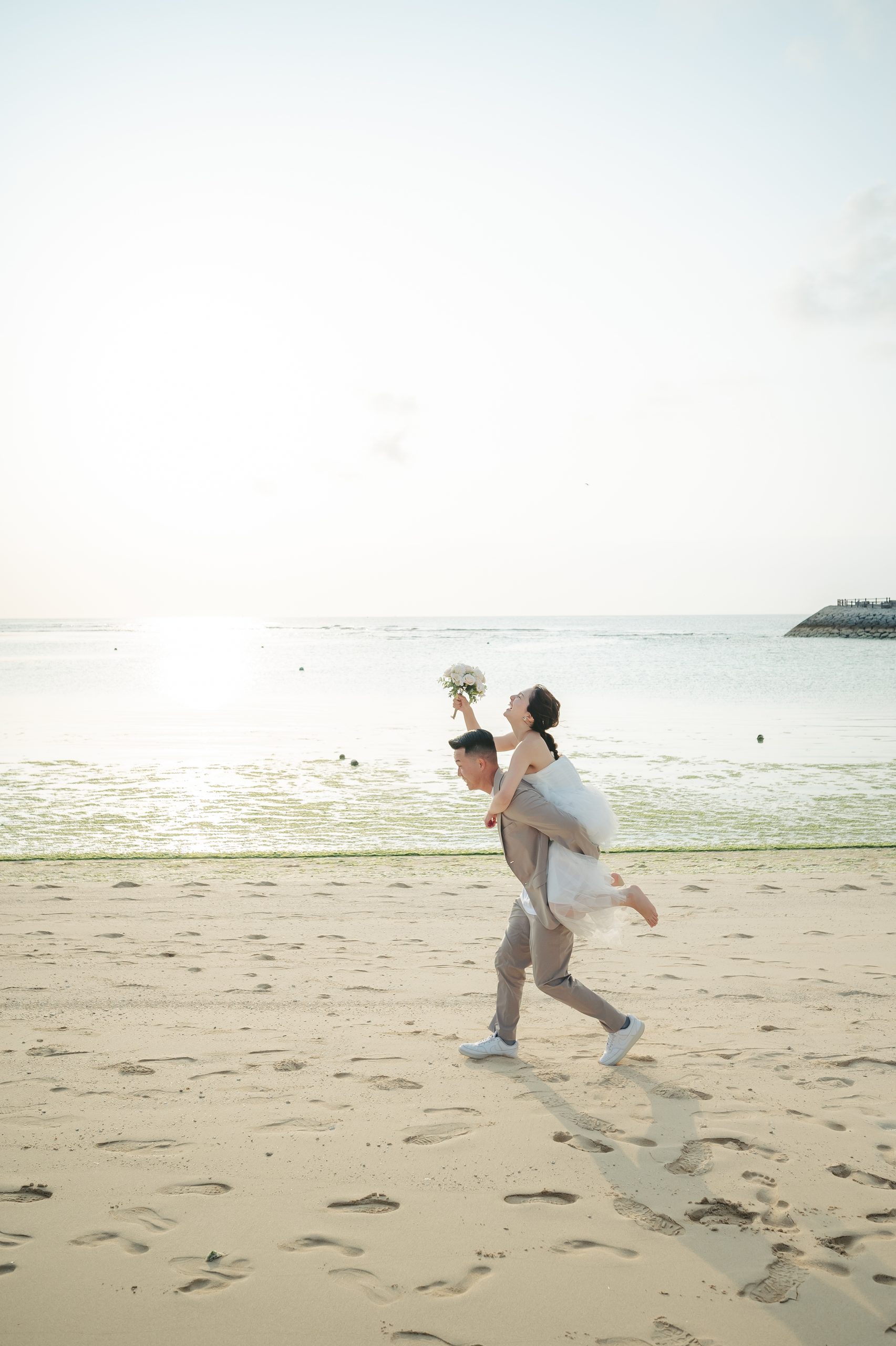 沖縄での結婚式前撮りロケーション撮影で笑顔を見せる新郎新婦