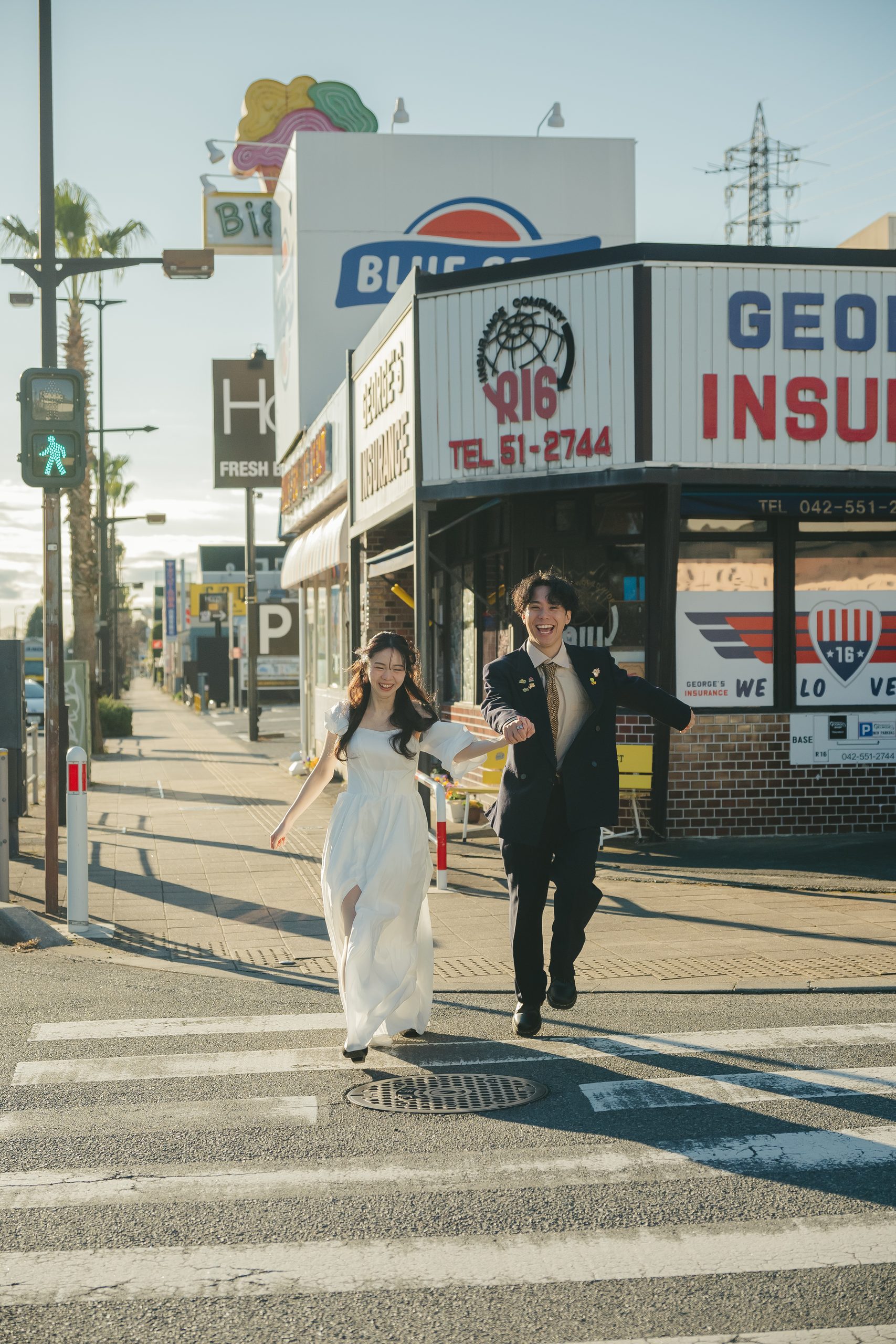 東京での結婚式前撮りロケーション撮影で笑顔を見せる新郎新婦