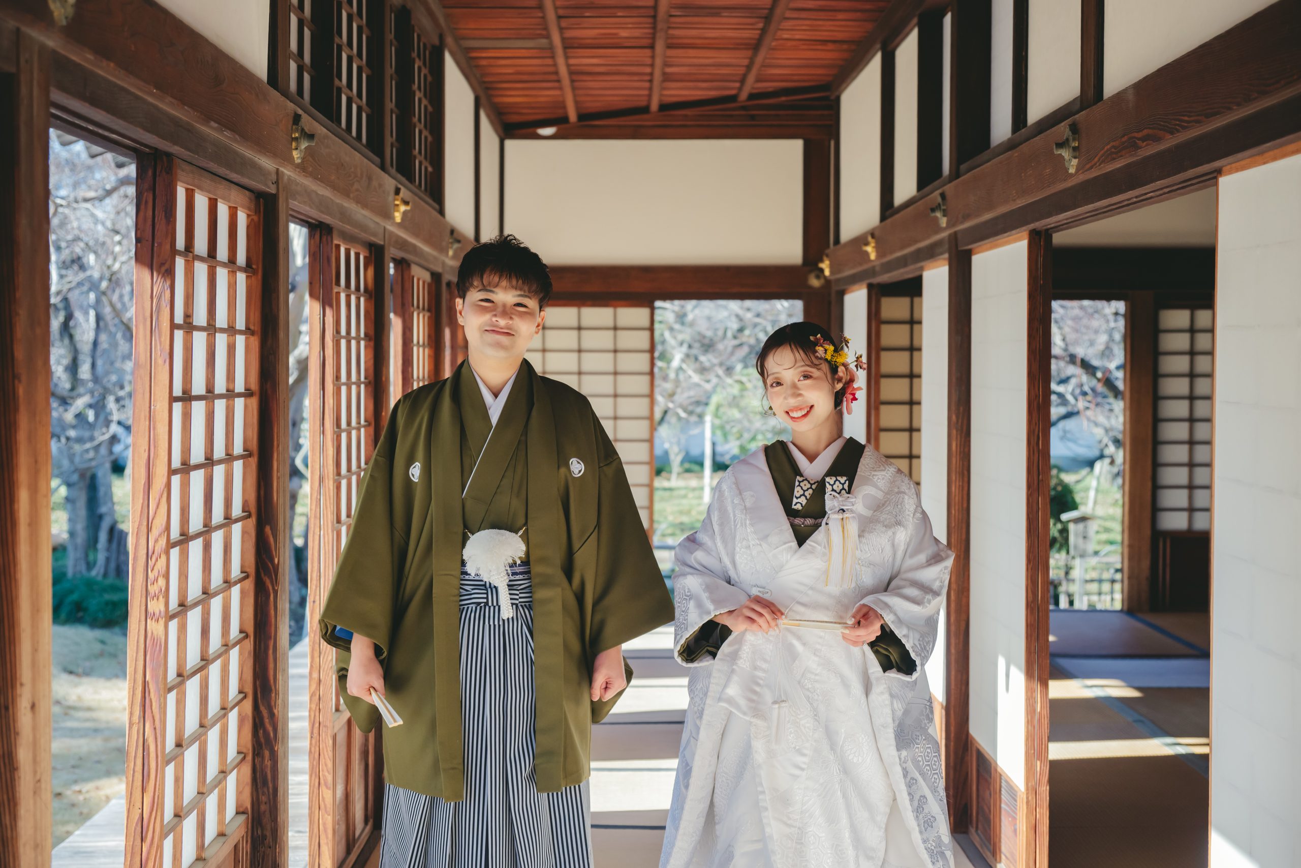 茨城での結婚式前撮りロケーション撮影で笑顔を見せる新郎新婦