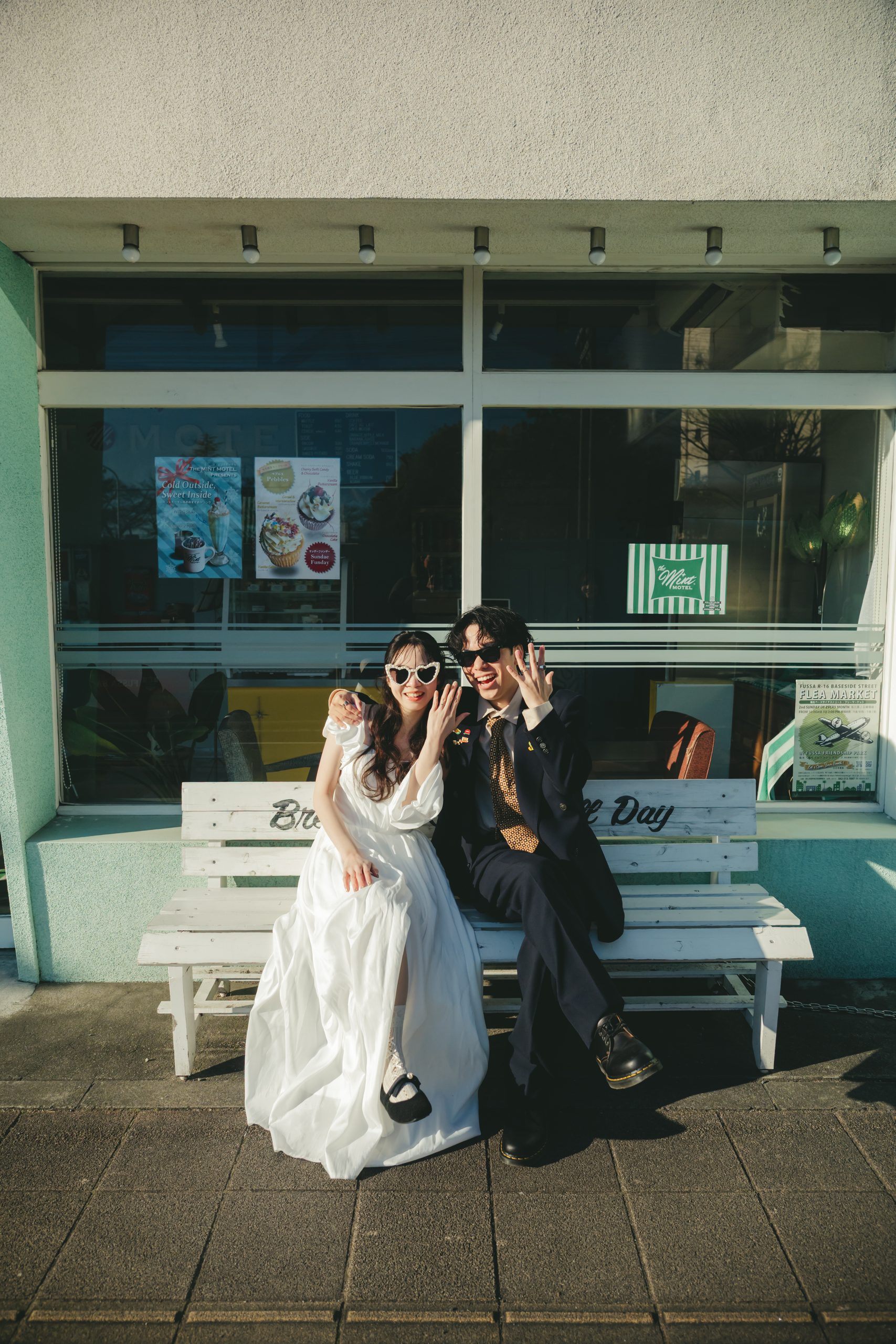 東京での結婚式前撮りロケーション撮影で笑顔を見せる新郎新婦