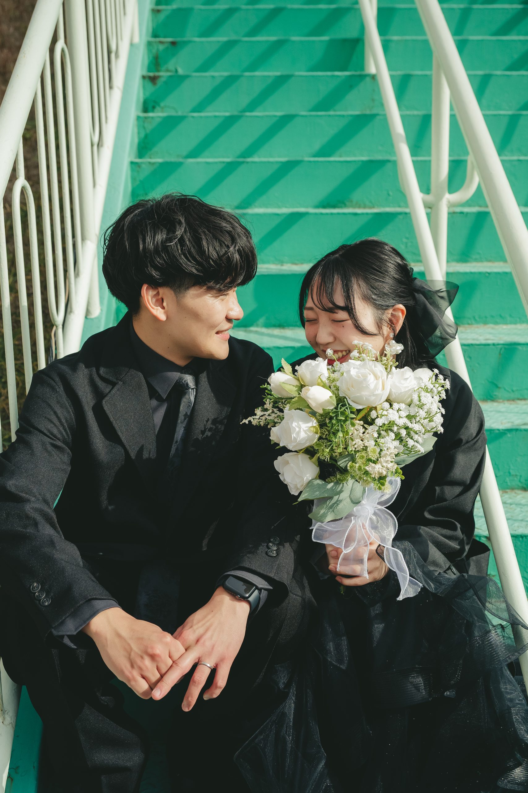 茨城での結婚式前撮りロケーション撮影で笑顔を見せる新郎新婦