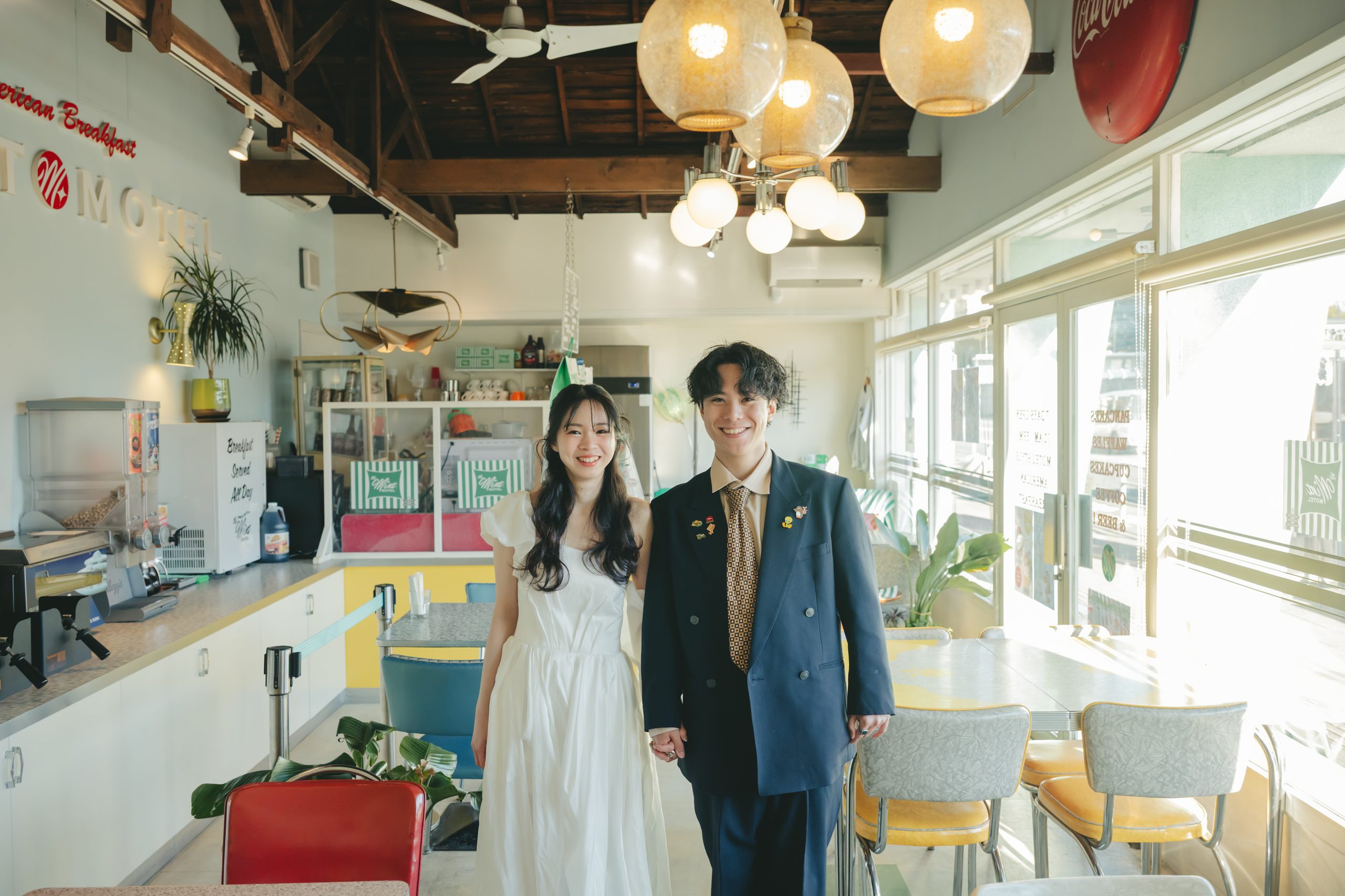 東京での結婚式前撮りロケーション撮影で笑顔を見せる新郎新婦