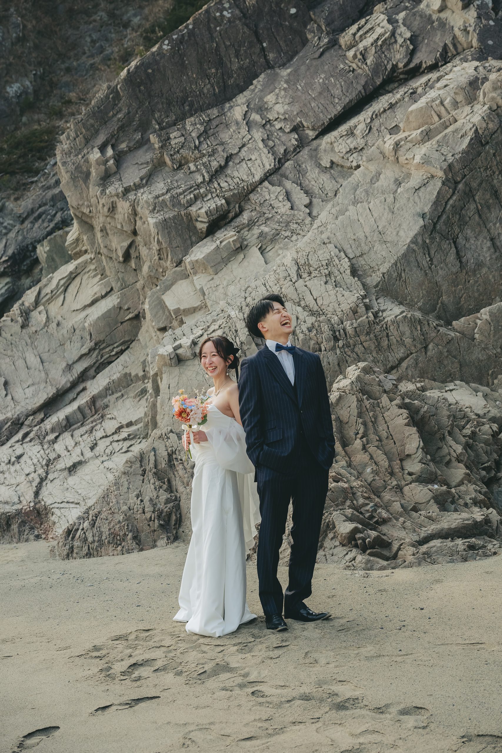 岩手での結婚式前撮りロケーション撮影で笑顔を見せる新郎新婦