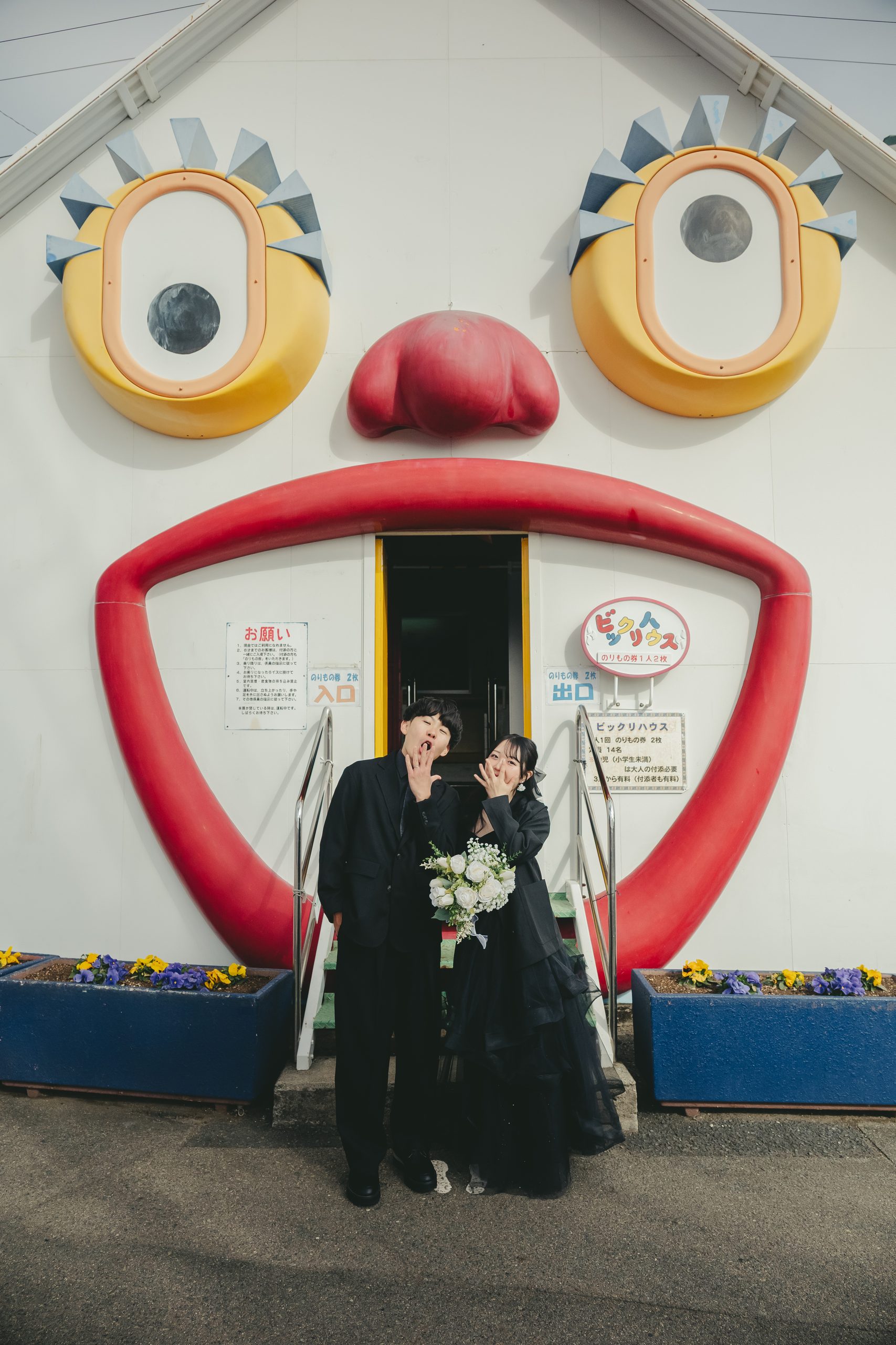 茨城での結婚式前撮りロケーション撮影で笑顔を見せる新郎新婦