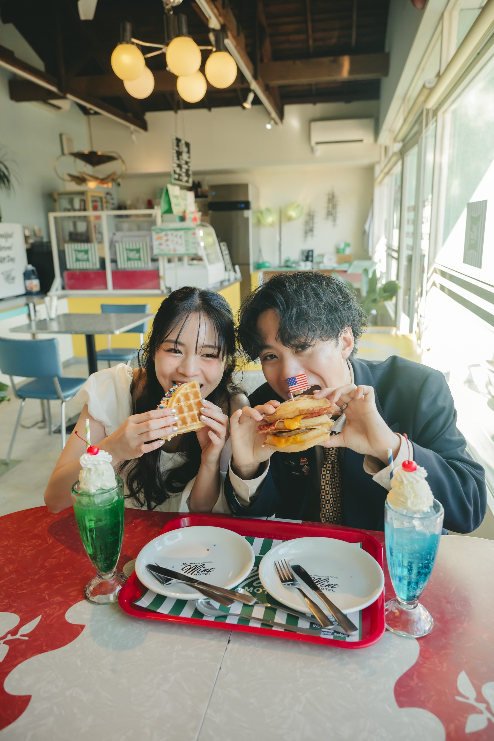 東京での結婚式前撮りロケーション撮影で笑顔を見せる新郎新婦