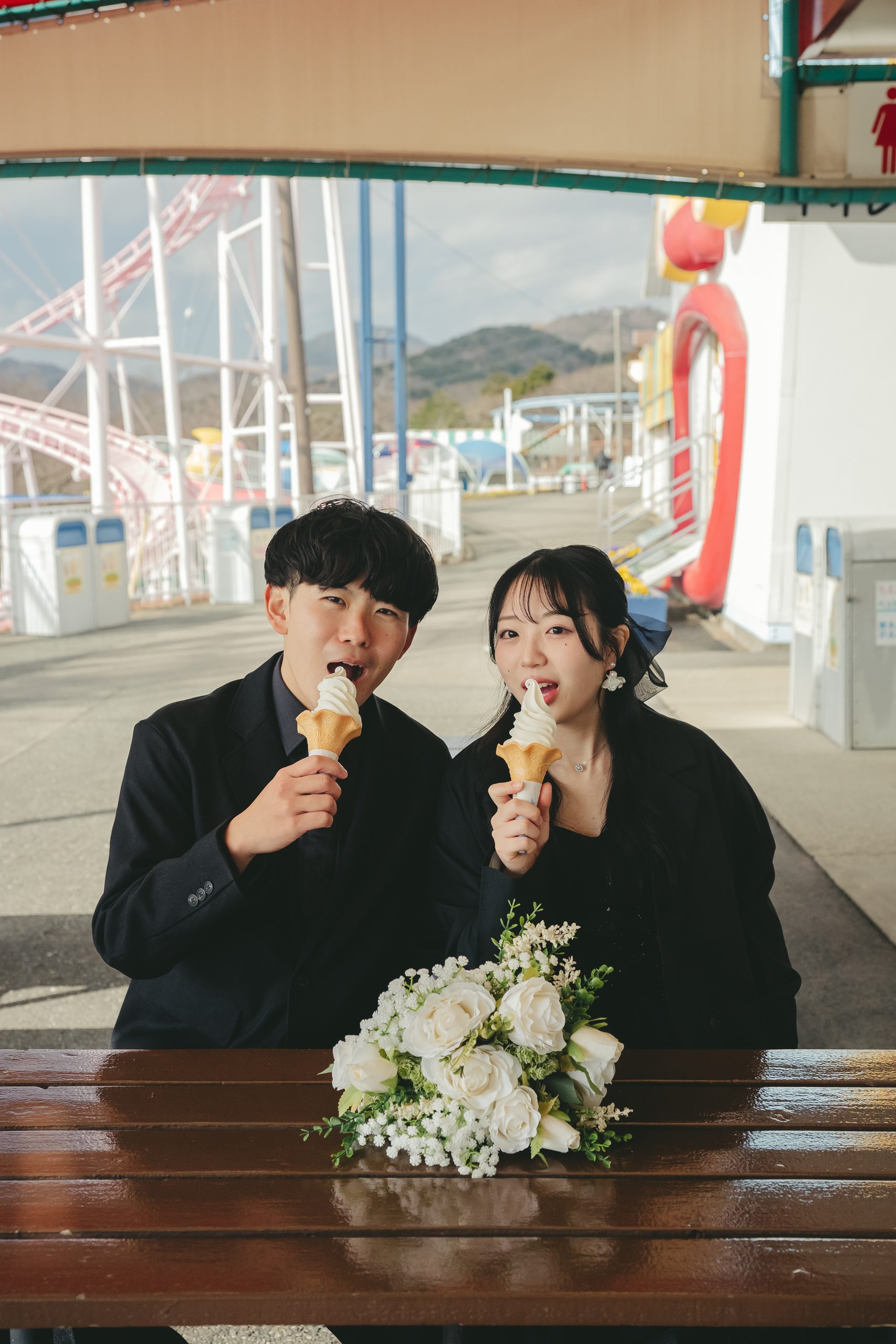 茨城での結婚式前撮りロケーション撮影で笑顔を見せる新郎新婦