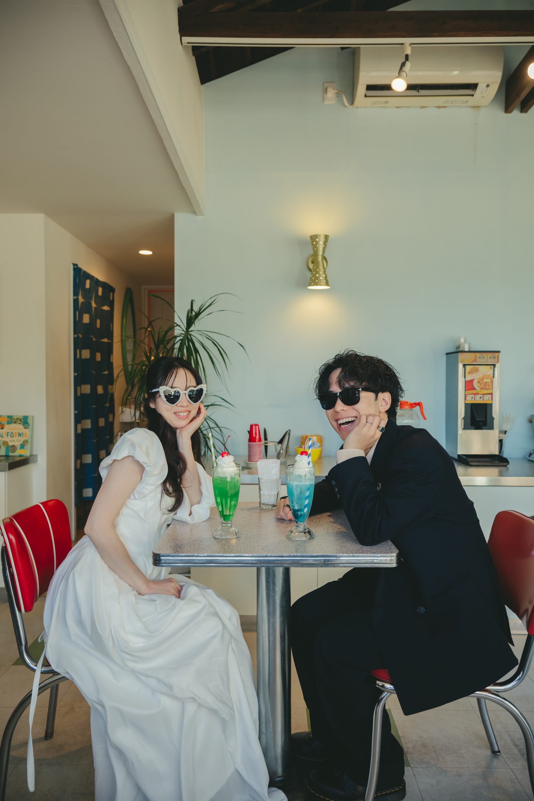 東京での結婚式前撮りロケーション撮影で笑顔を見せる新郎新婦
