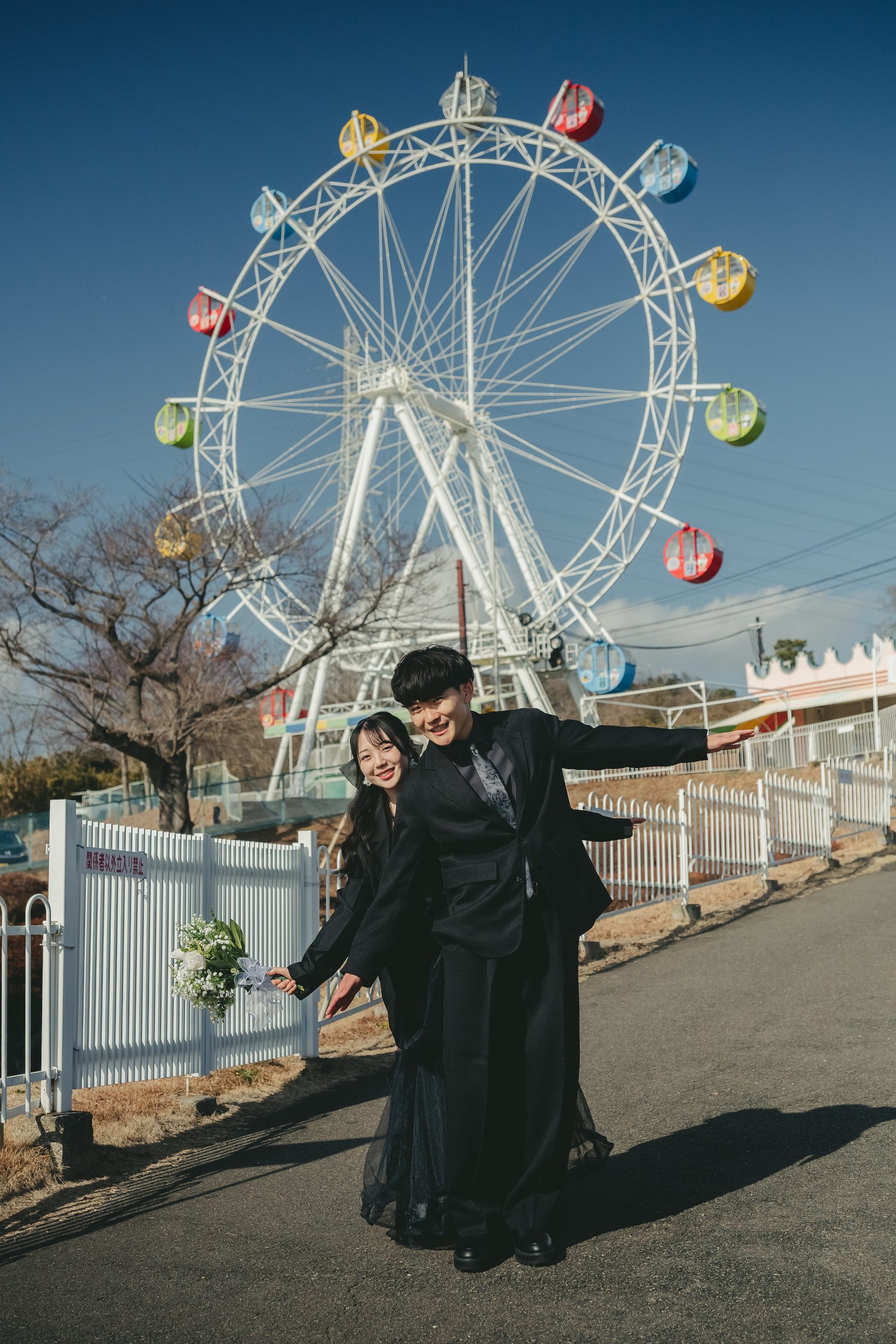 茨城での結婚式前撮りロケーション撮影で笑顔を見せる新郎新婦