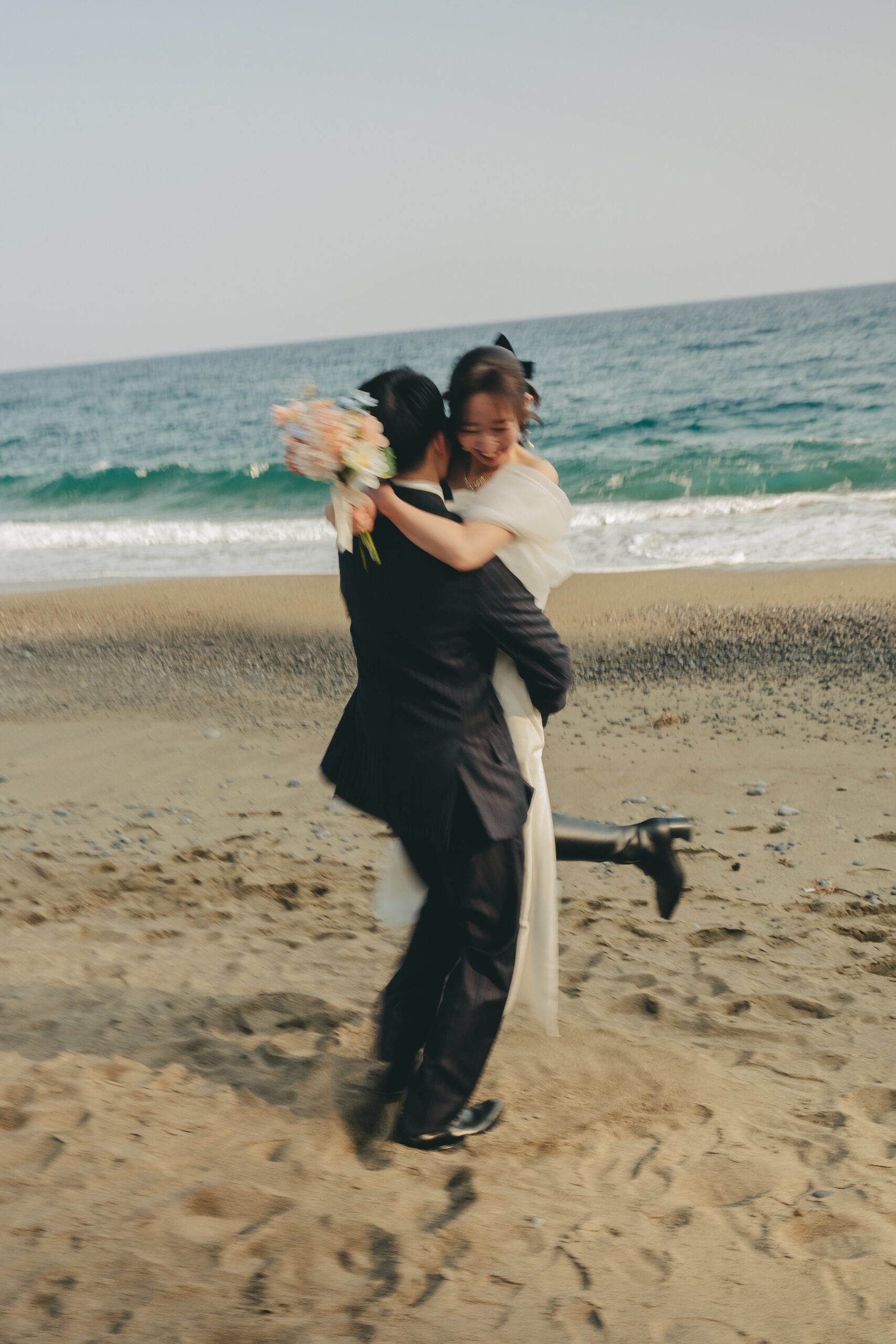 岩手での結婚式前撮りロケーション撮影で笑顔を見せる新郎新婦
