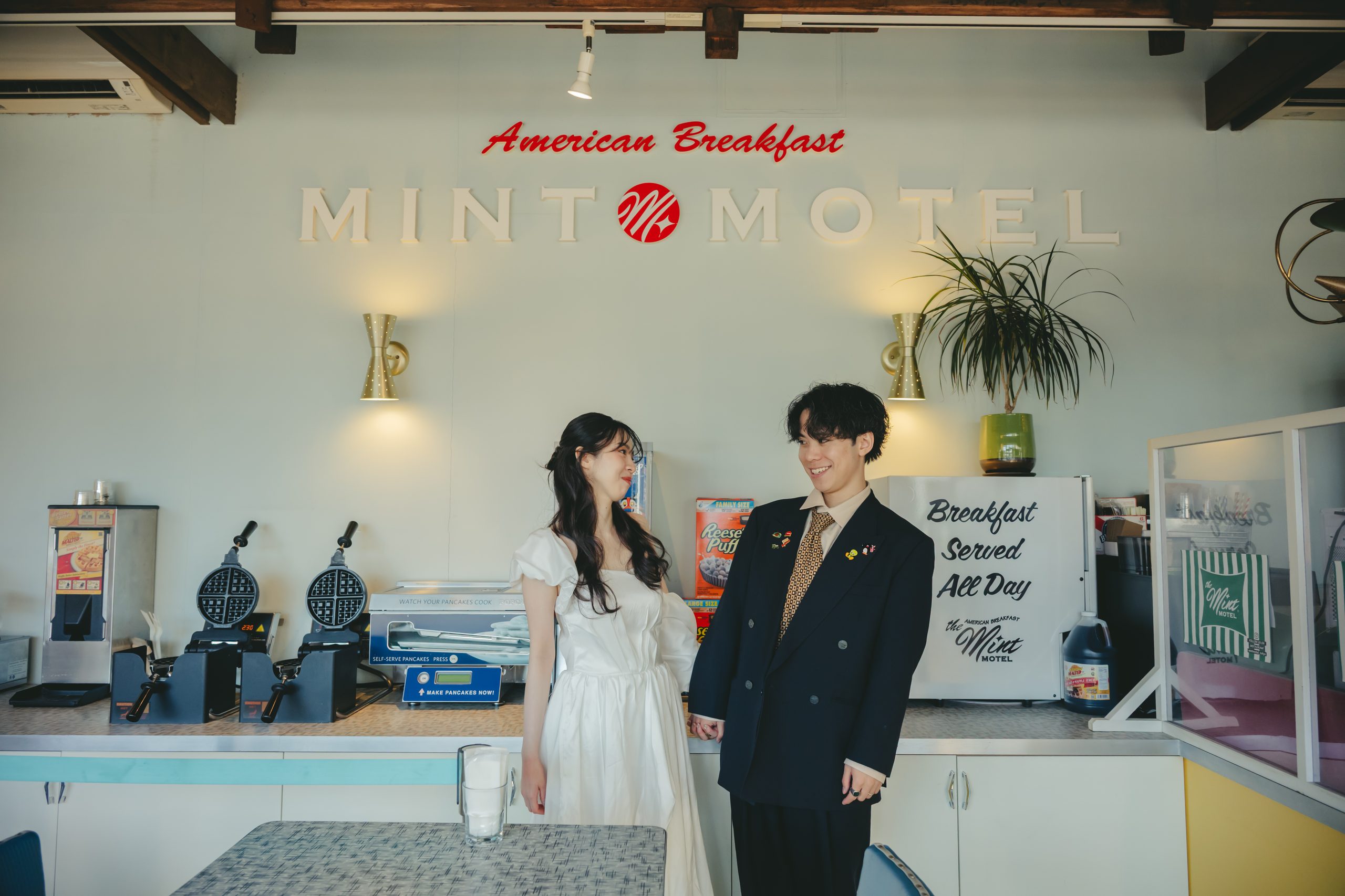 東京での結婚式前撮りロケーション撮影で笑顔を見せる新郎新婦