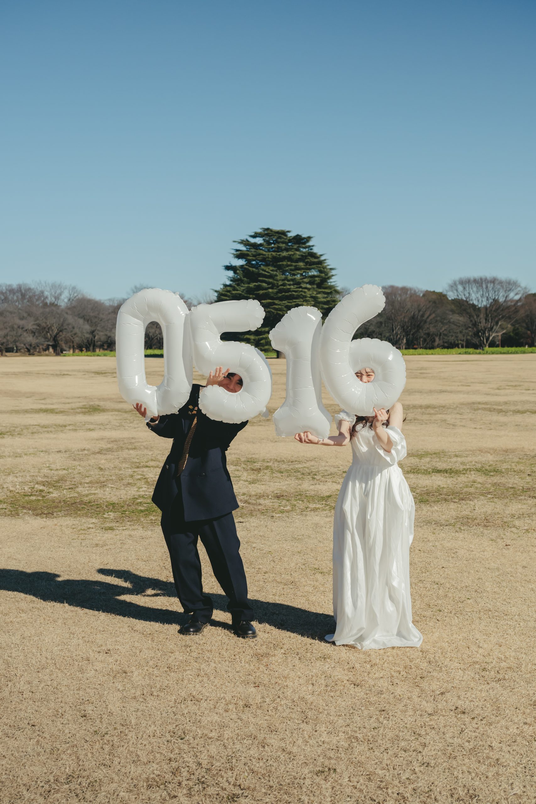 東京での結婚式前撮りロケーション撮影で笑顔を見せる新郎新婦