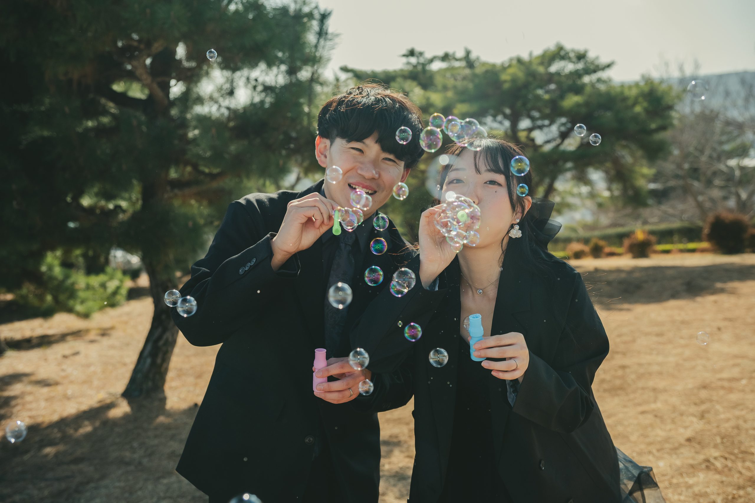 茨城での結婚式前撮りロケーション撮影で笑顔を見せる新郎新婦