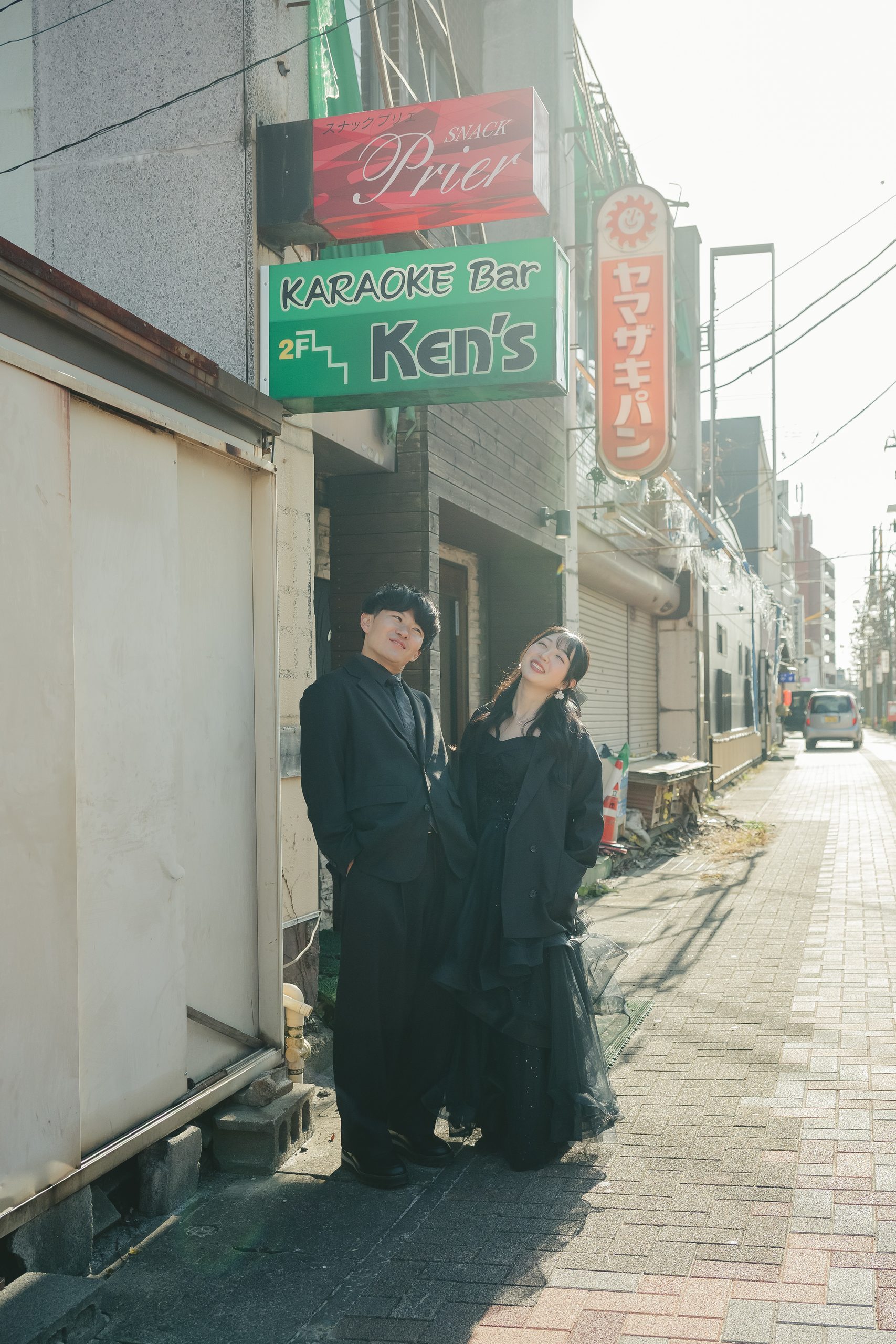 茨城での結婚式前撮りロケーション撮影で笑顔を見せる新郎新婦