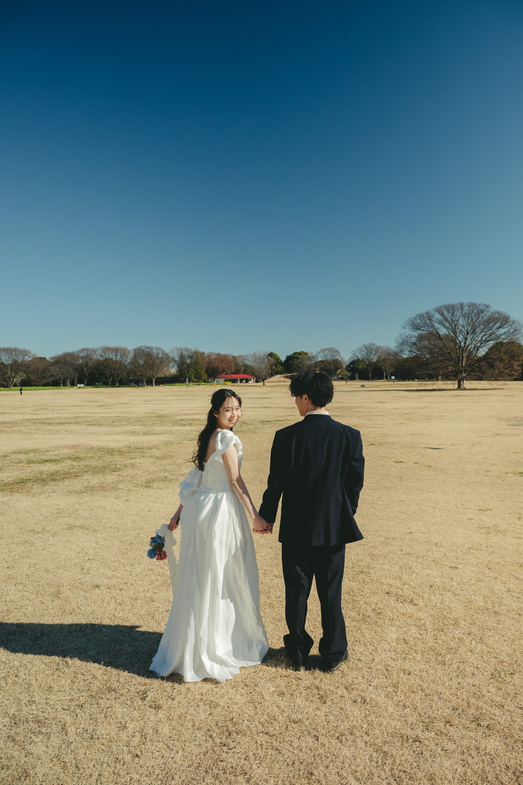 東京での結婚式前撮りロケーション撮影で笑顔を見せる新郎新婦