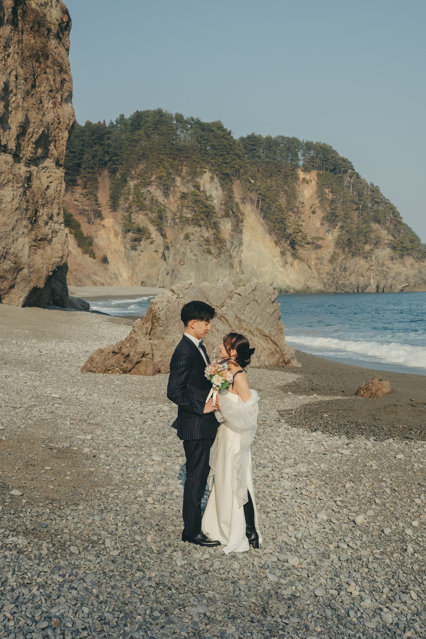 岩手での結婚式前撮りロケーション撮影で笑顔を見せる新郎新婦
