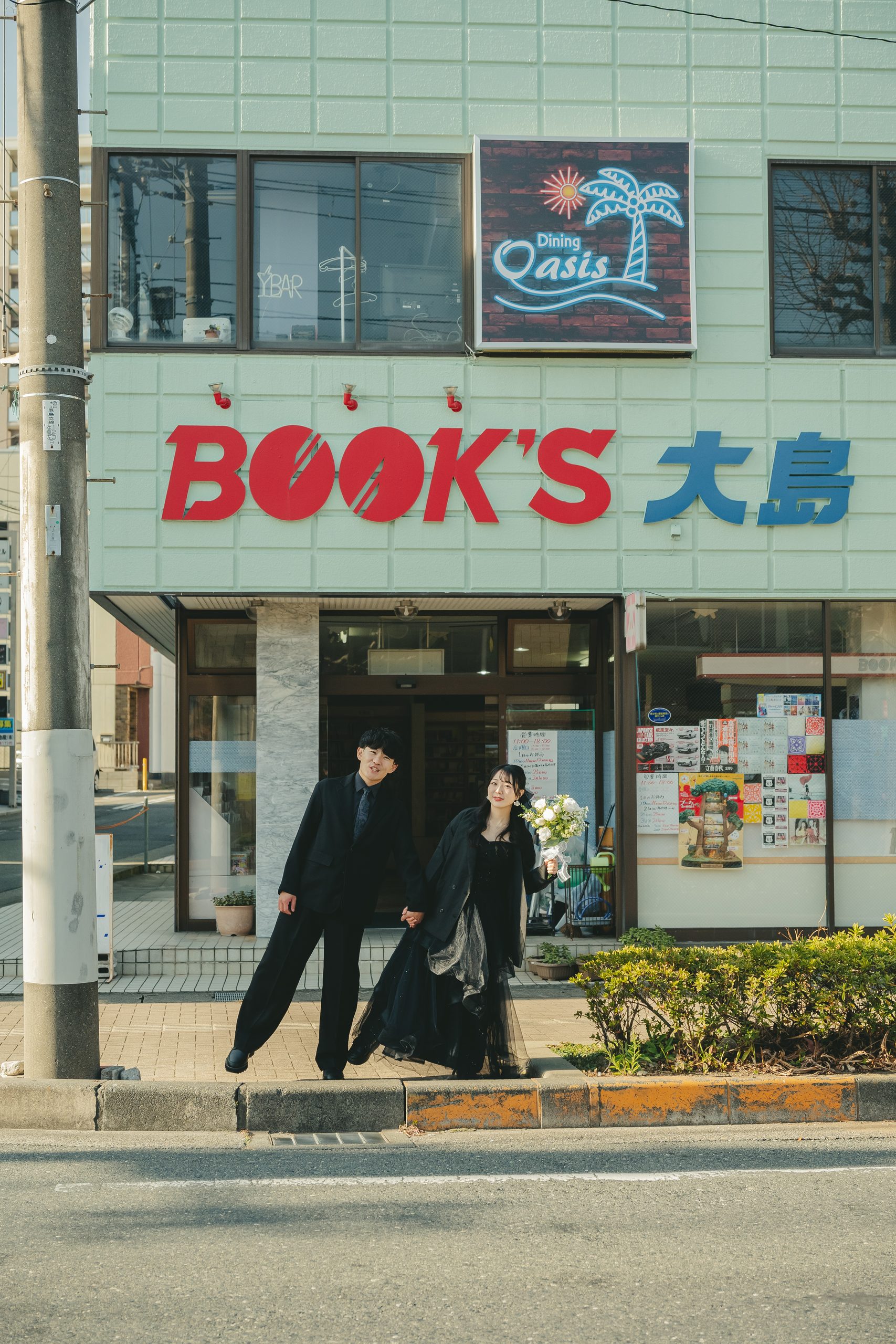 茨城での結婚式前撮りロケーション撮影で笑顔を見せる新郎新婦