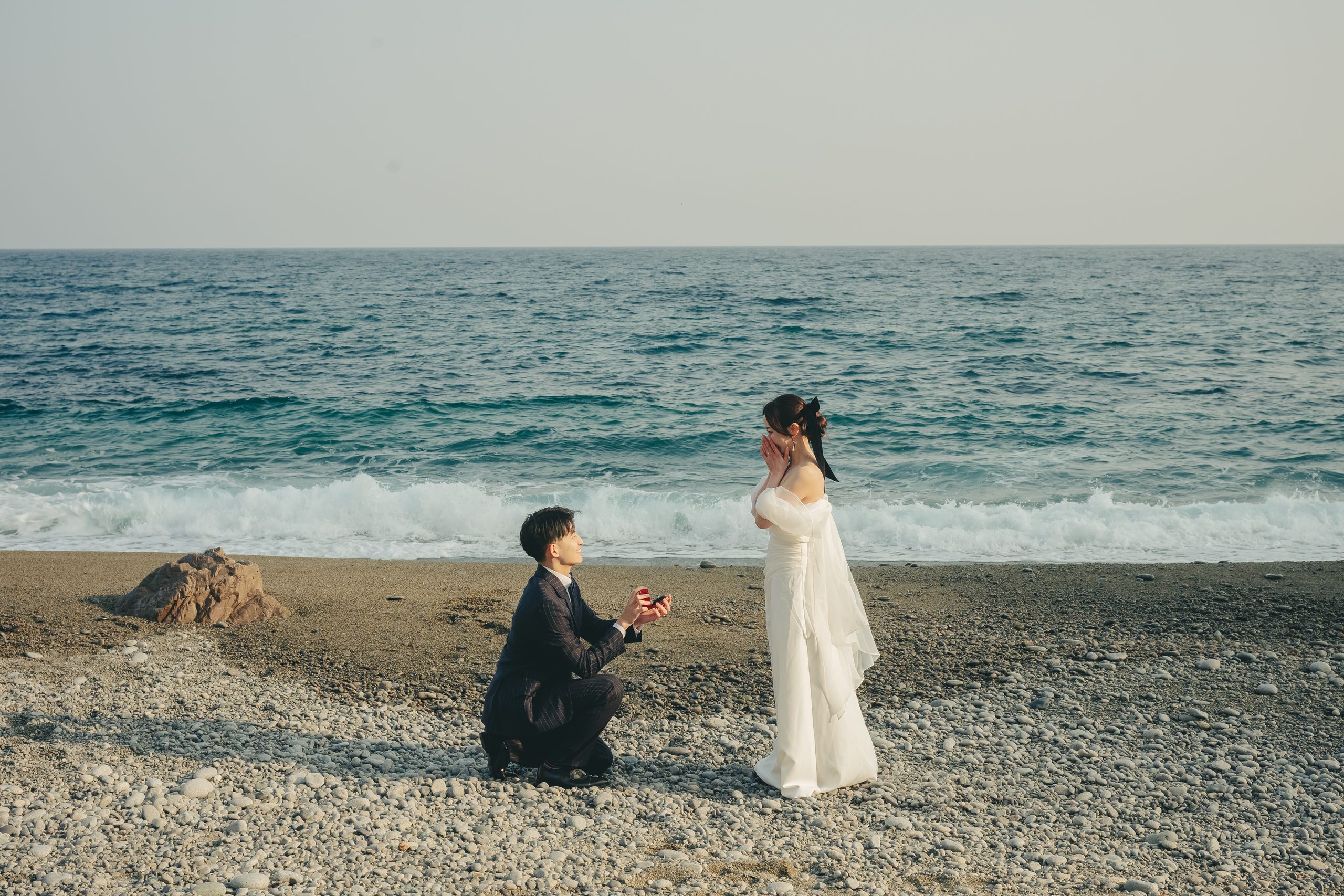 岩手での結婚式前撮りロケーション撮影で笑顔を見せる新郎新婦