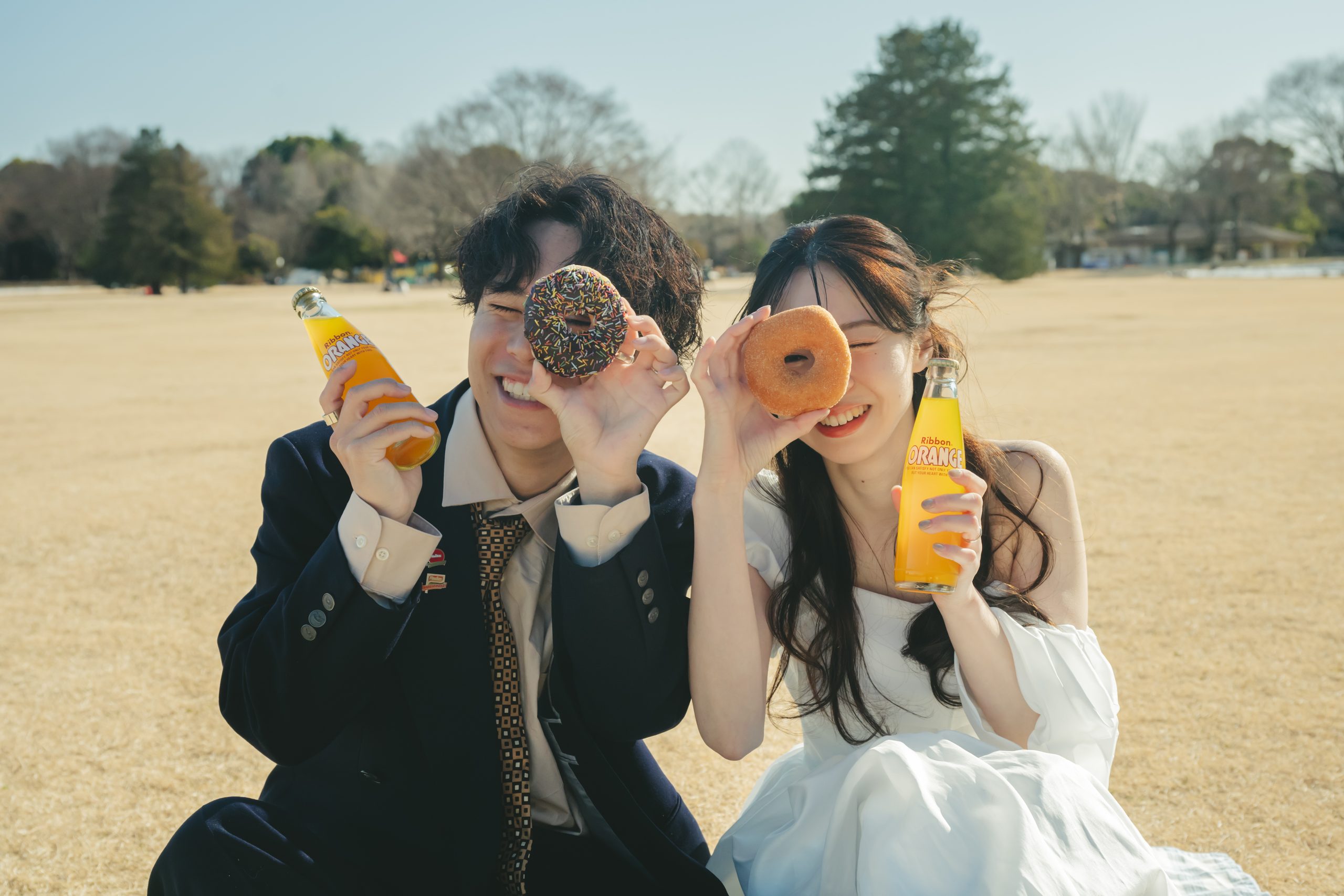 東京での結婚式前撮りロケーション撮影で笑顔を見せる新郎新婦