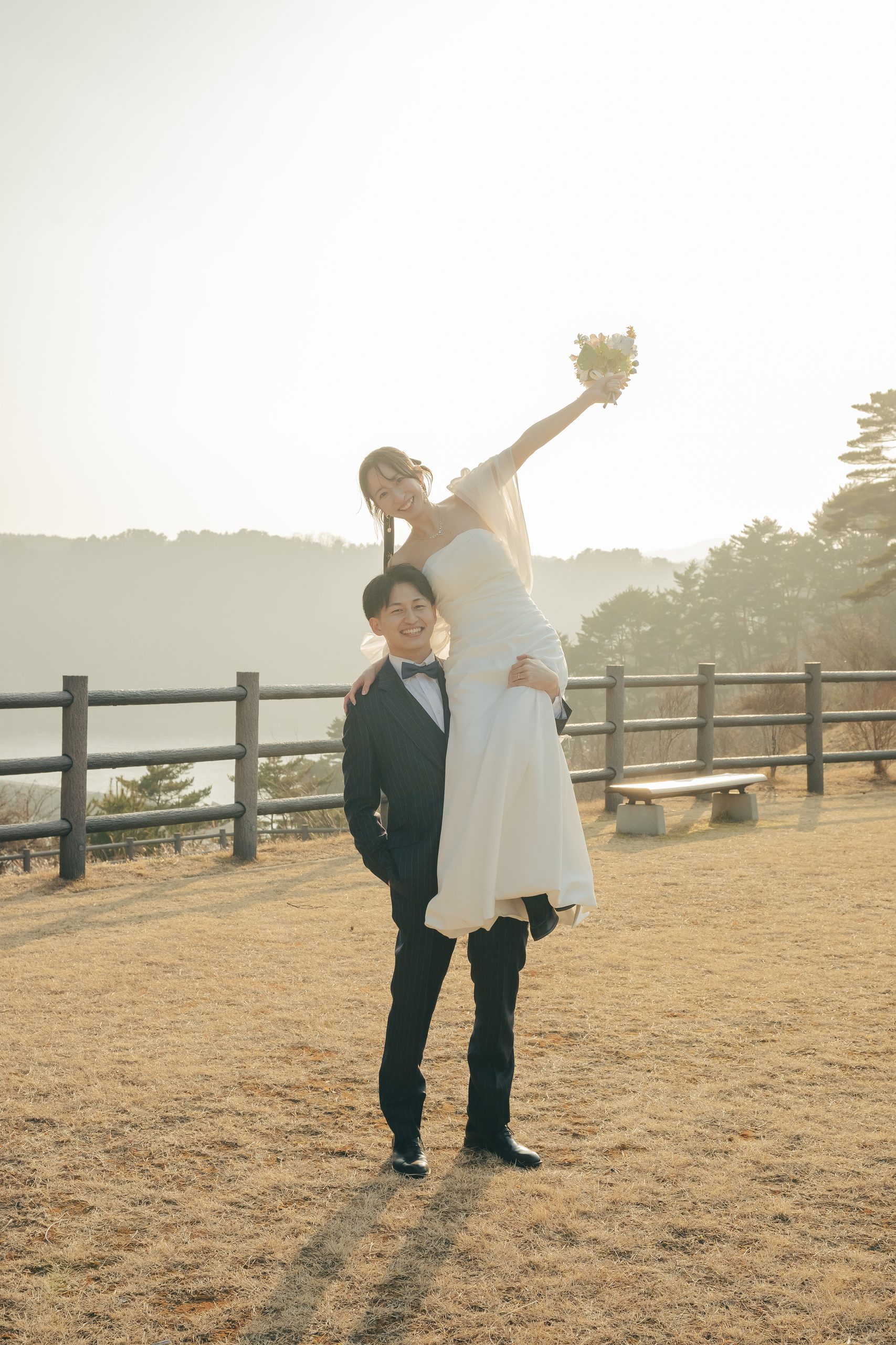 岩手での結婚式前撮りロケーション撮影で笑顔を見せる新郎新婦
