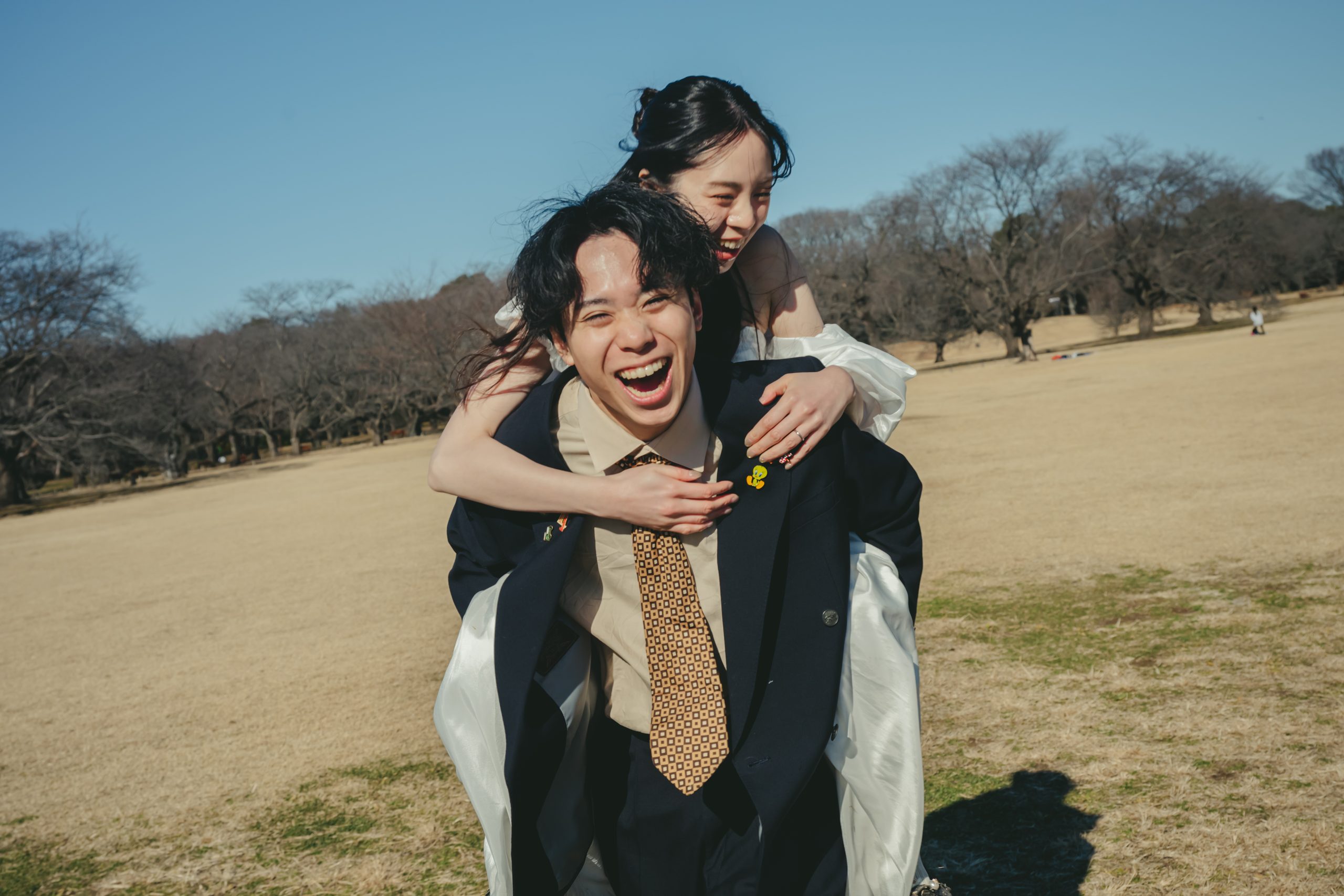 東京での結婚式前撮りロケーション撮影で笑顔を見せる新郎新婦