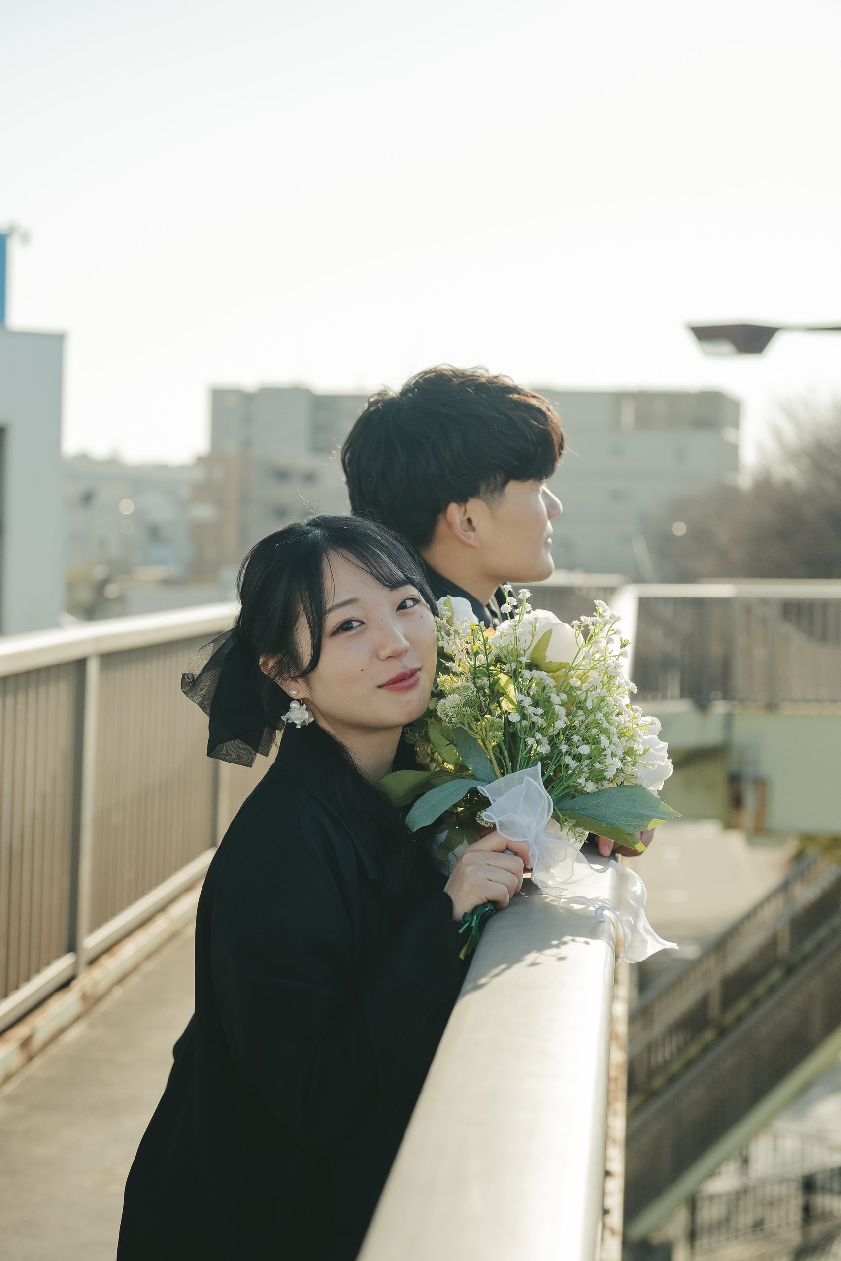 茨城での結婚式前撮りロケーション撮影で笑顔を見せる新郎新婦