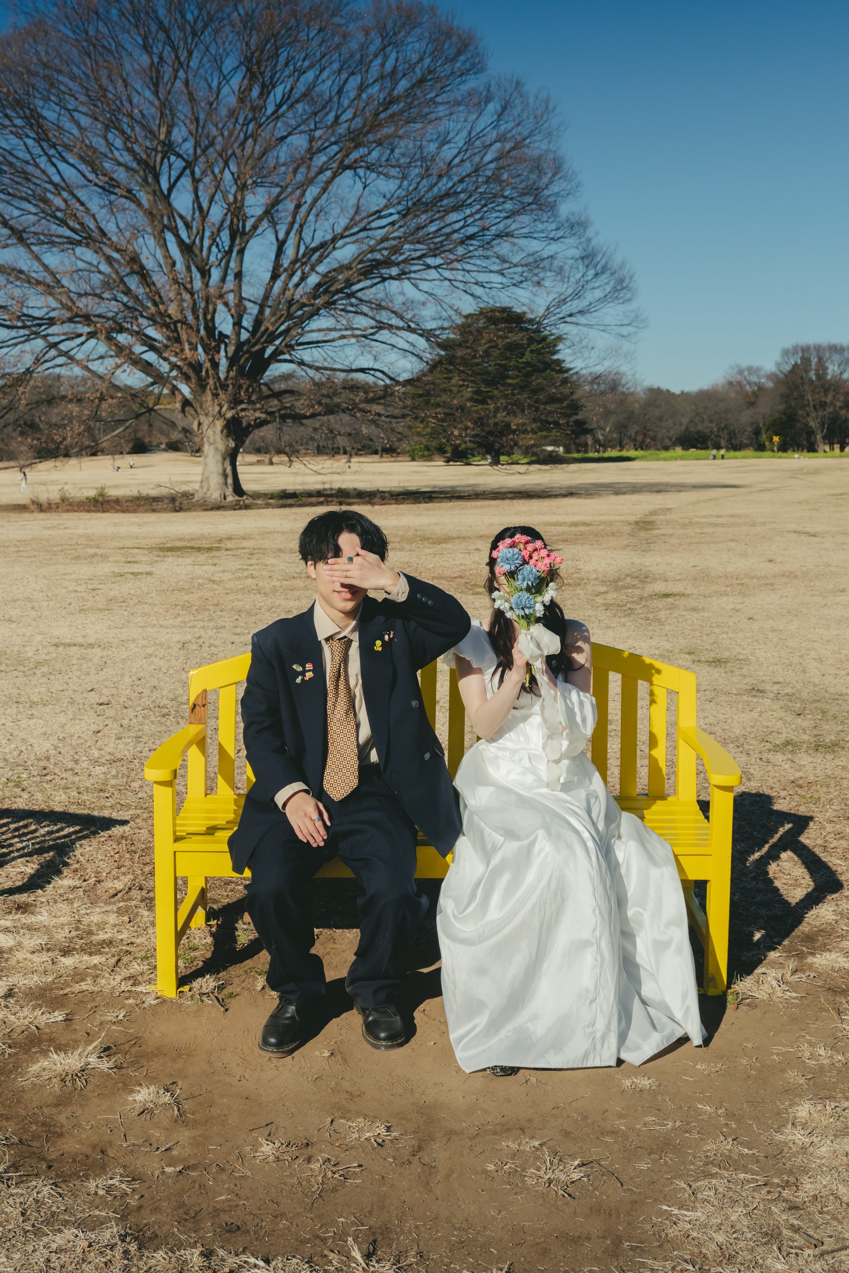 東京での結婚式前撮りロケーション撮影で笑顔を見せる新郎新婦