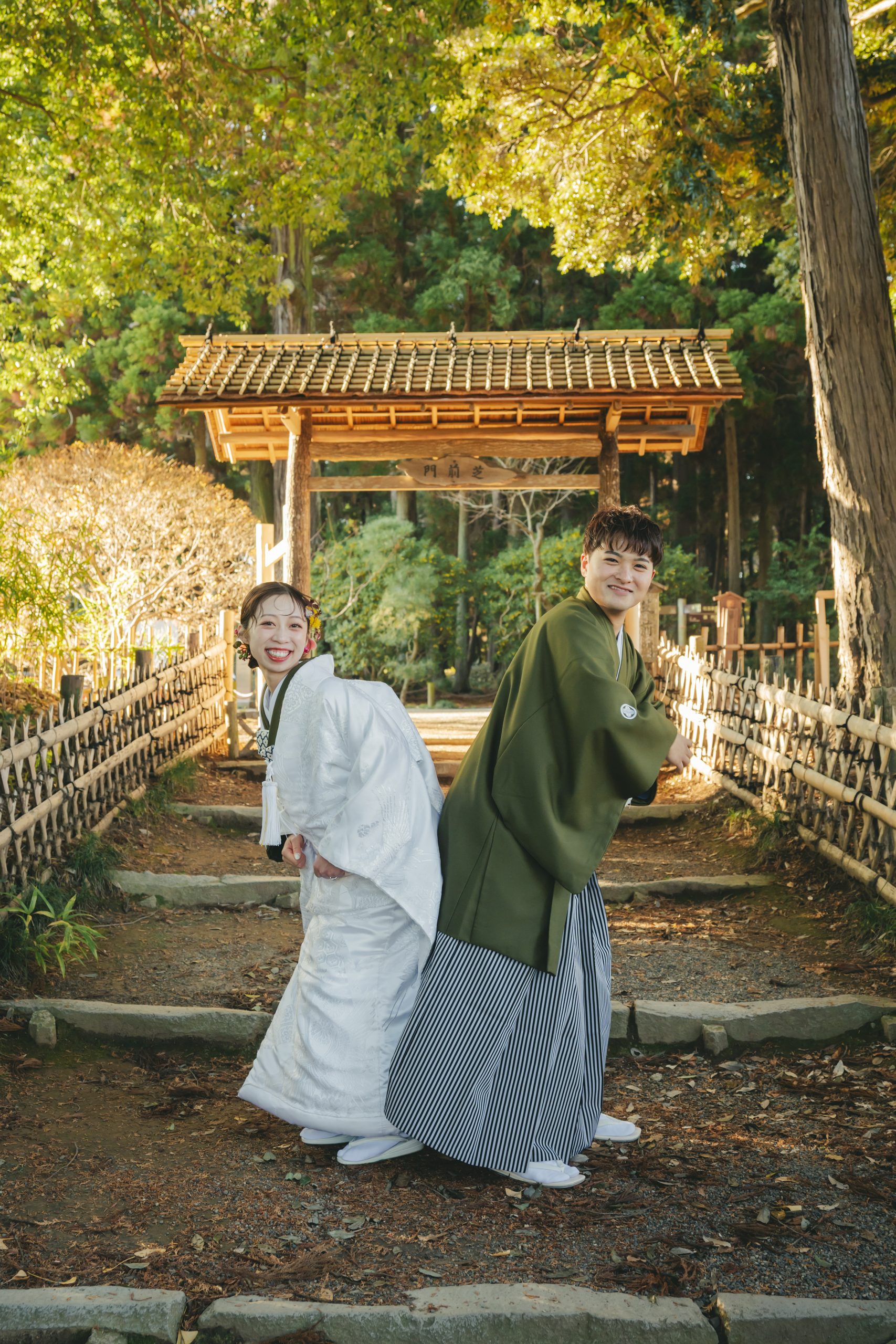茨城での結婚式前撮りロケーション撮影で笑顔を見せる新郎新婦
