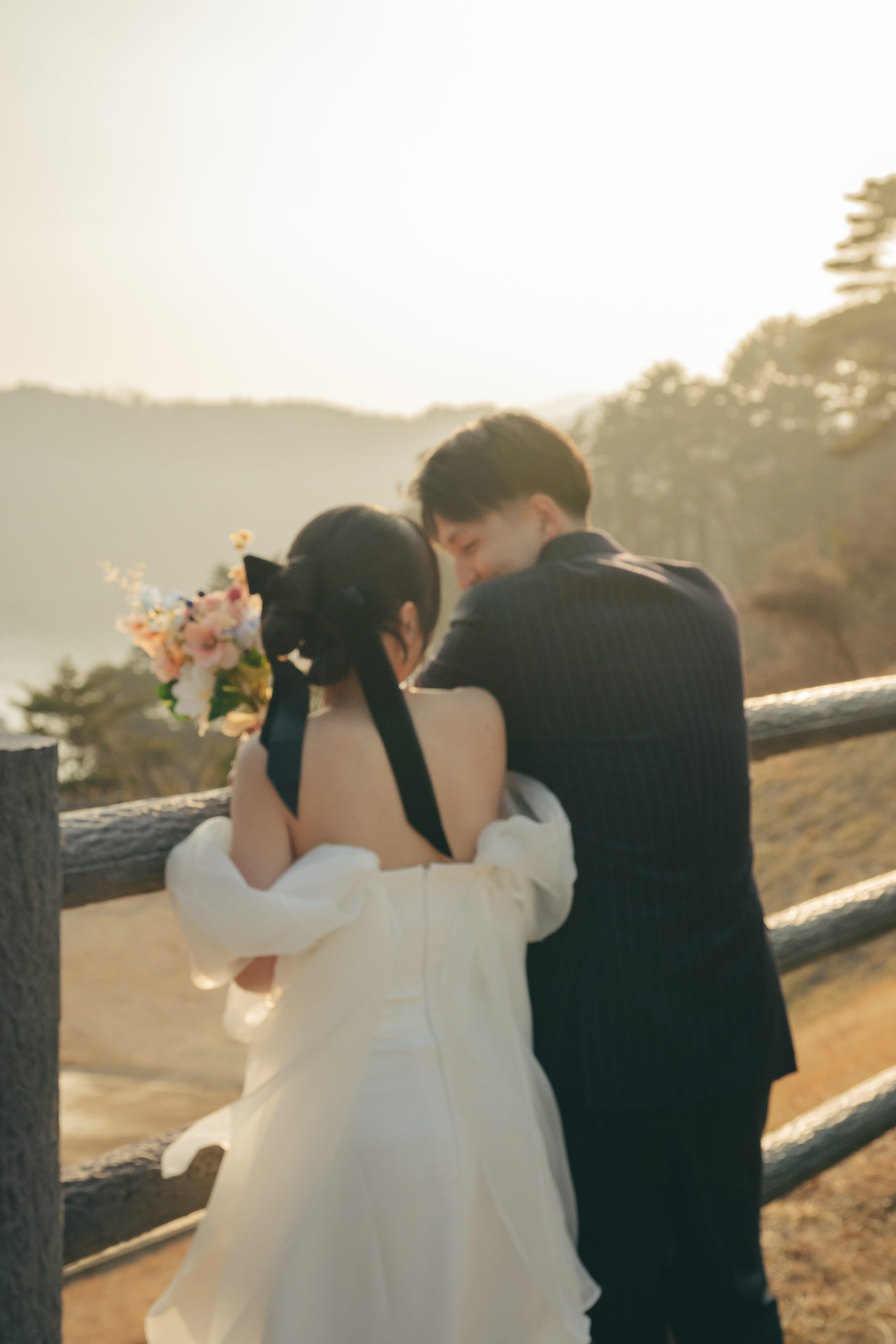 岩手での結婚式前撮りロケーション撮影で笑顔を見せる新郎新婦