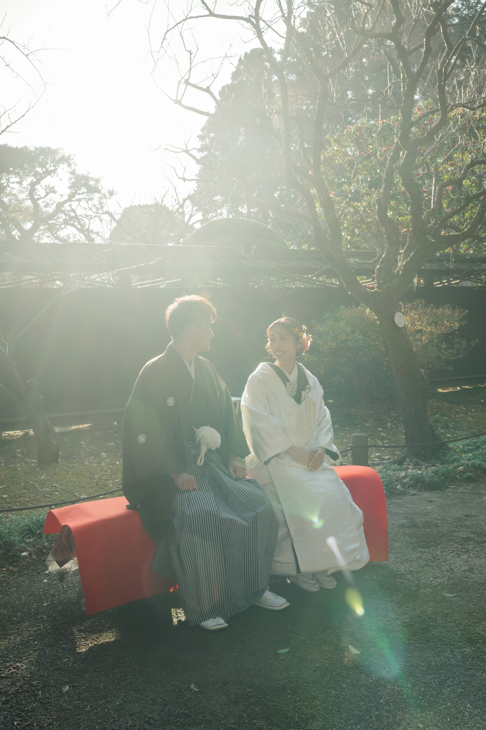 茨城での結婚式前撮りロケーション撮影で笑顔を見せる新郎新婦