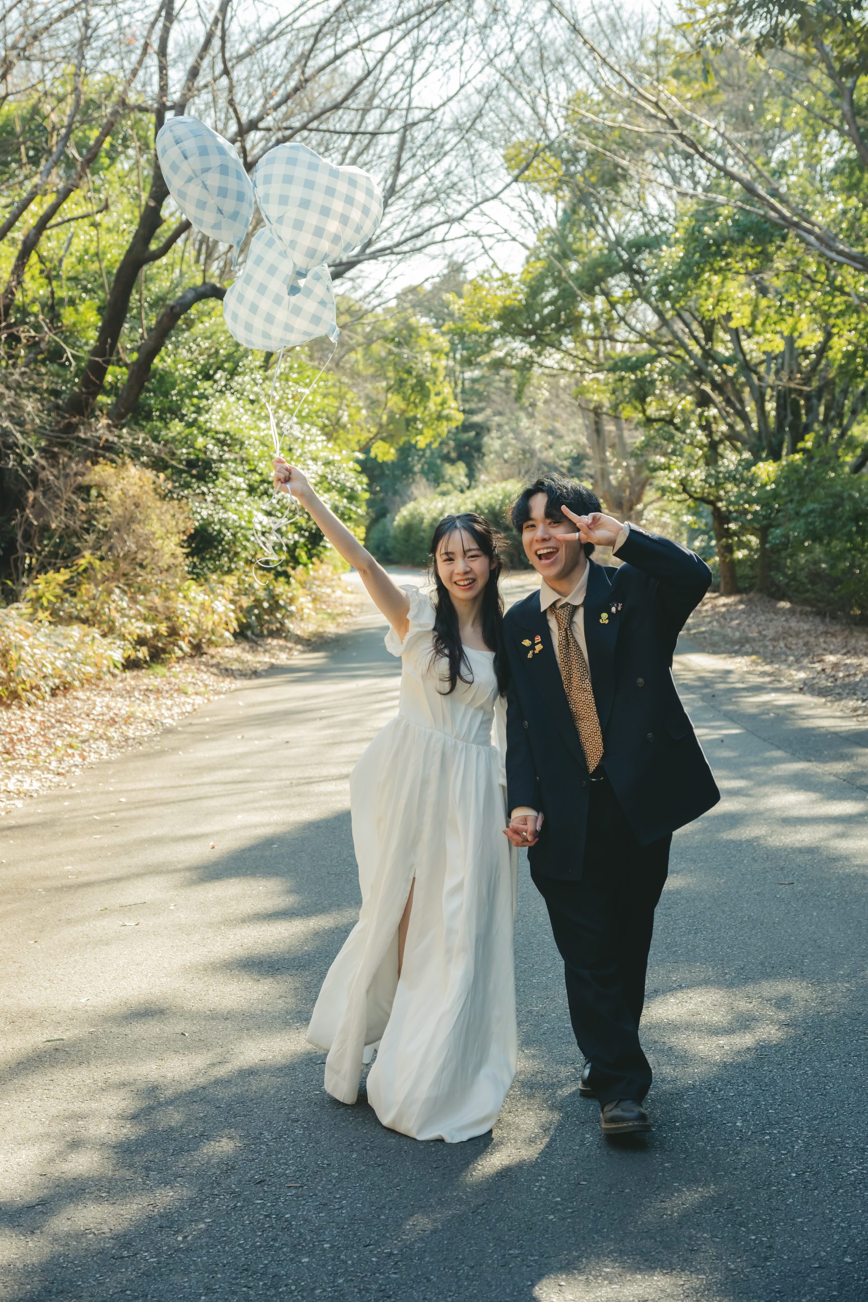東京での結婚式前撮りロケーション撮影で笑顔を見せる新郎新婦