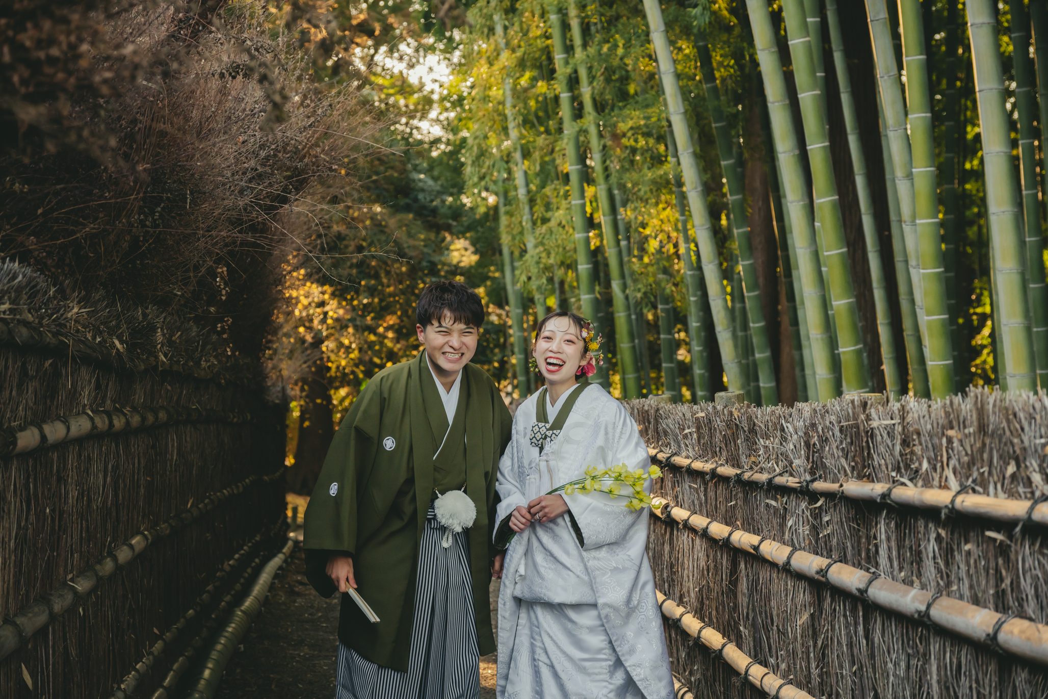 茨城での結婚式前撮りロケーション撮影で笑顔を見せる新郎新婦