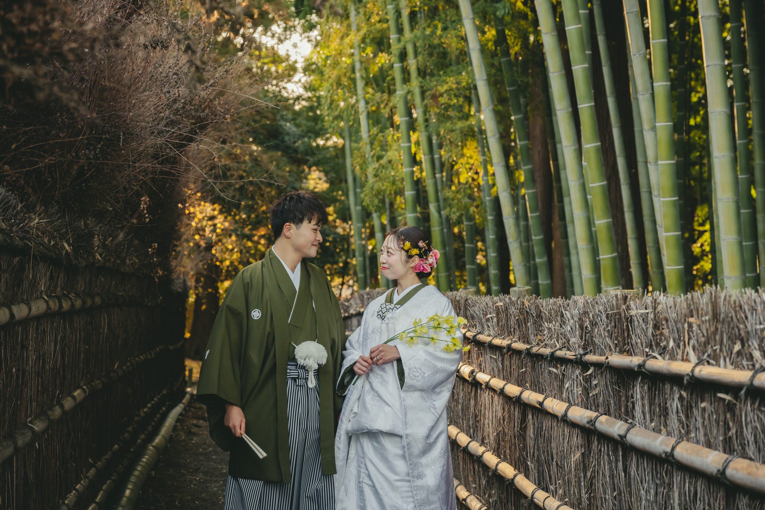 茨城での結婚式前撮りロケーション撮影で笑顔を見せる新郎新婦