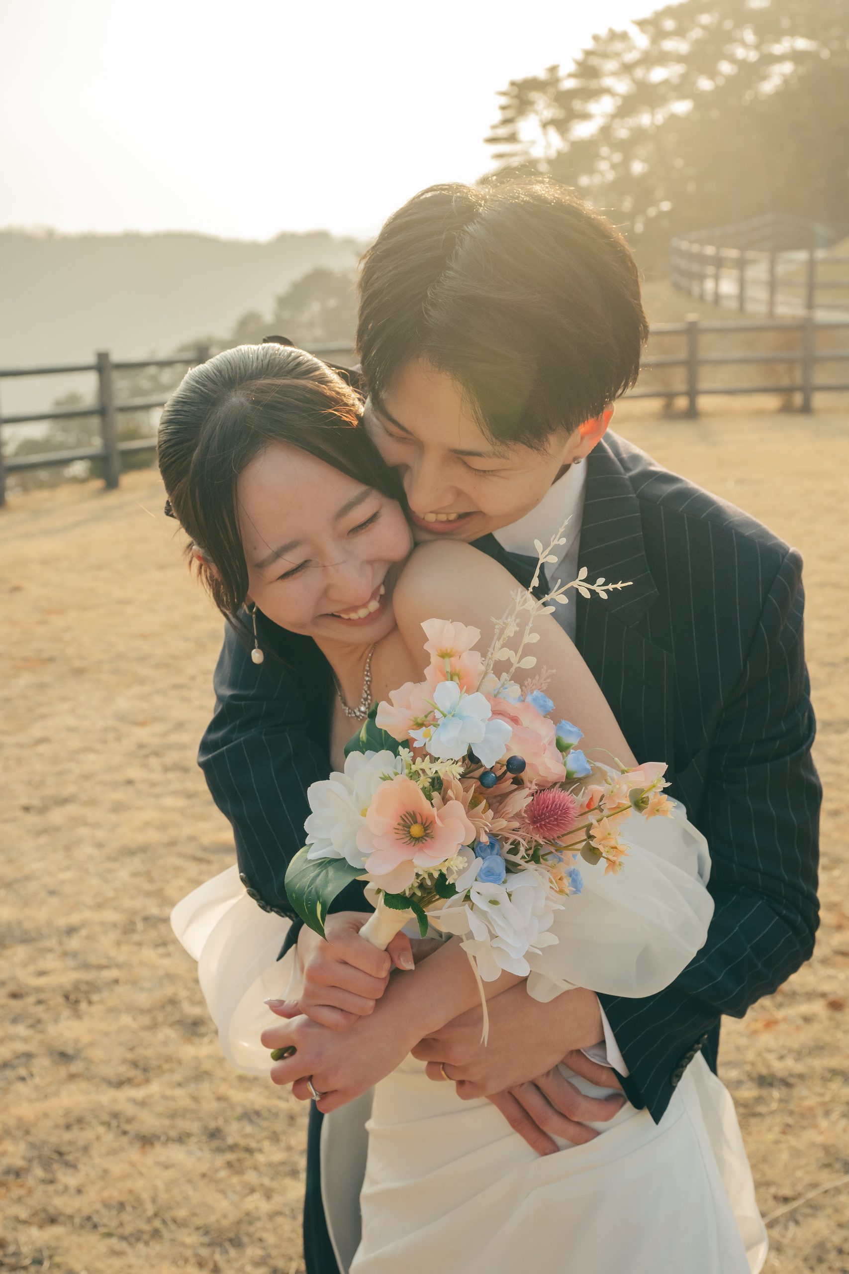 岩手での結婚式前撮りロケーション撮影で笑顔を見せる新郎新婦