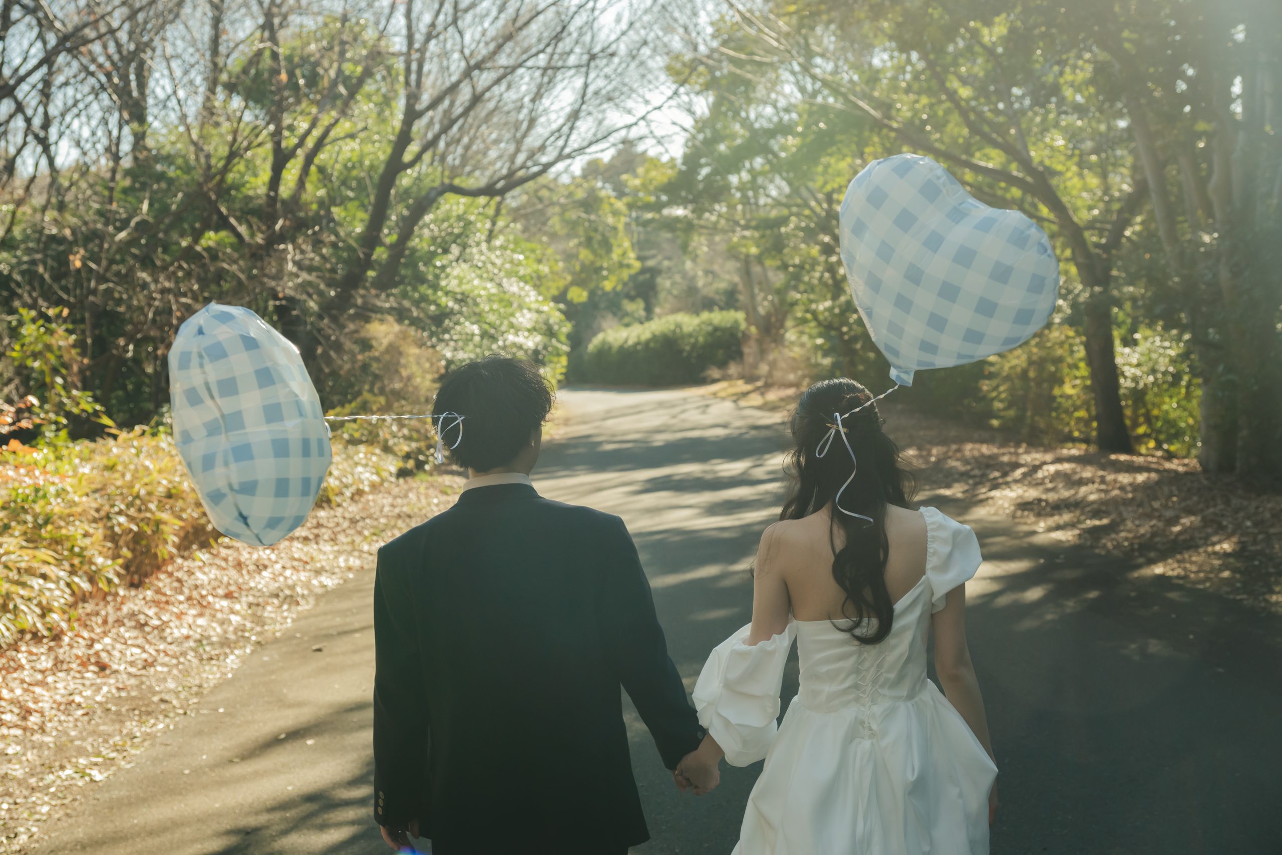 東京での結婚式前撮りロケーション撮影で笑顔を見せる新郎新婦