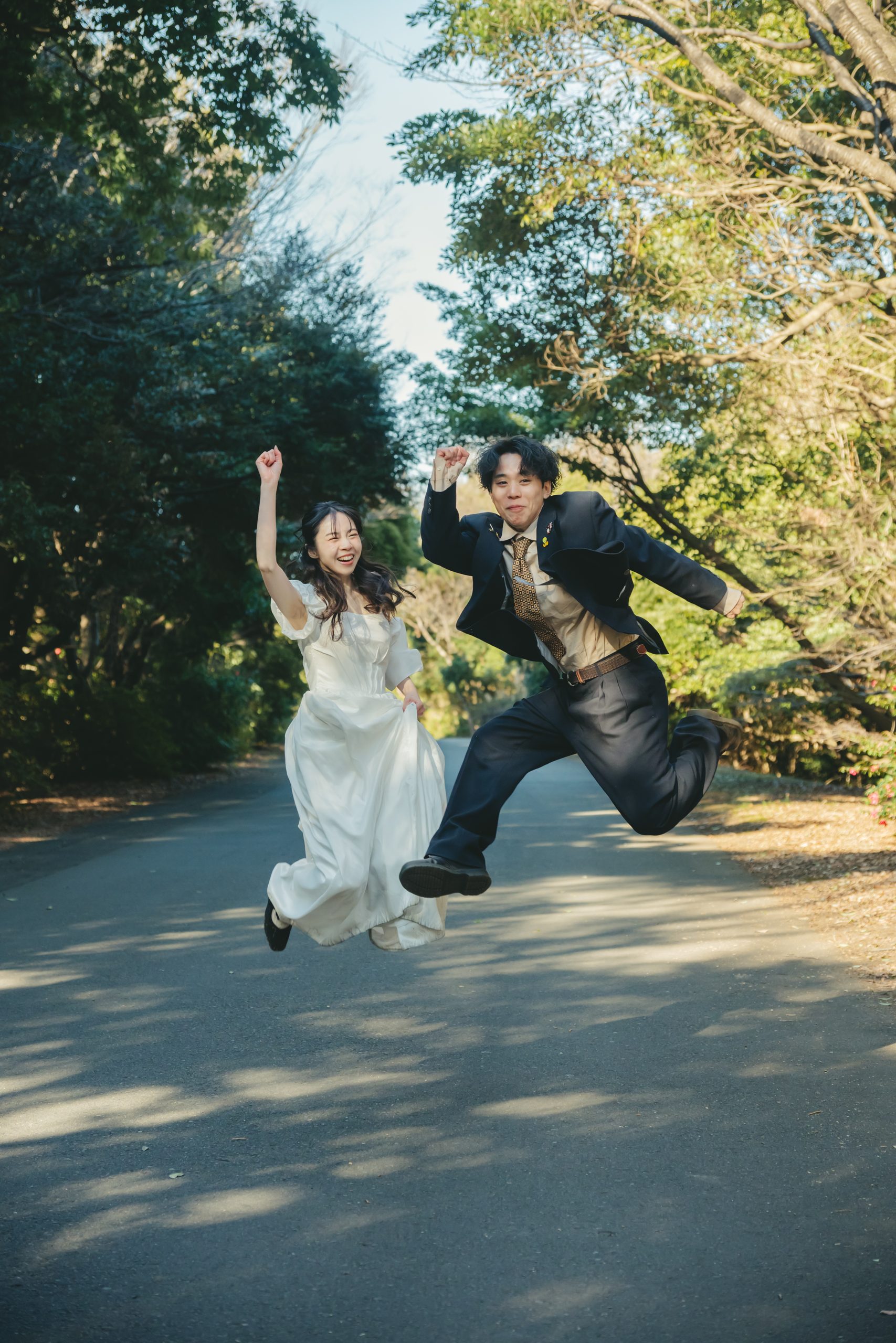 東京での結婚式前撮りロケーション撮影で笑顔を見せる新郎新婦