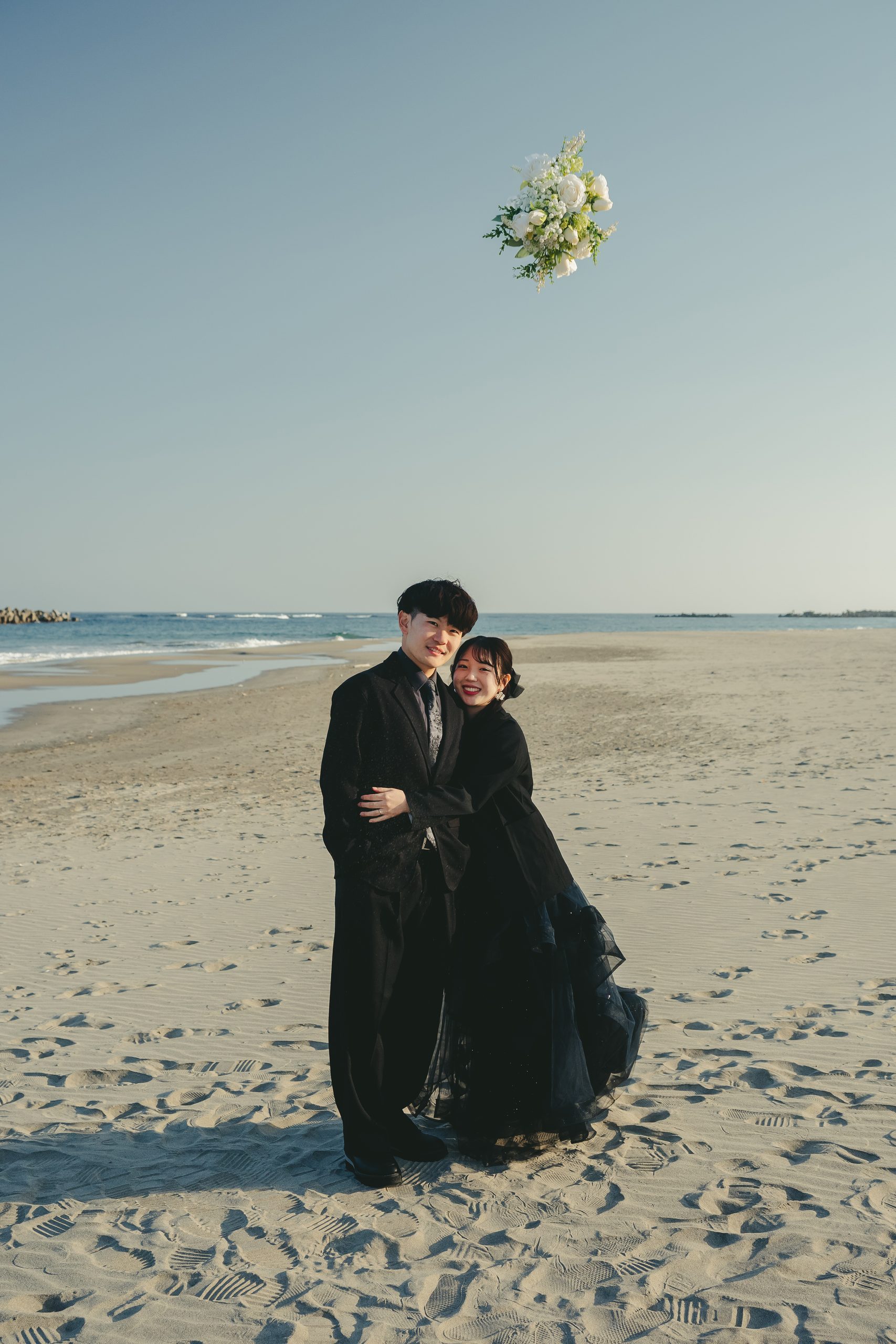 茨城での結婚式前撮りロケーション撮影で笑顔を見せる新郎新婦