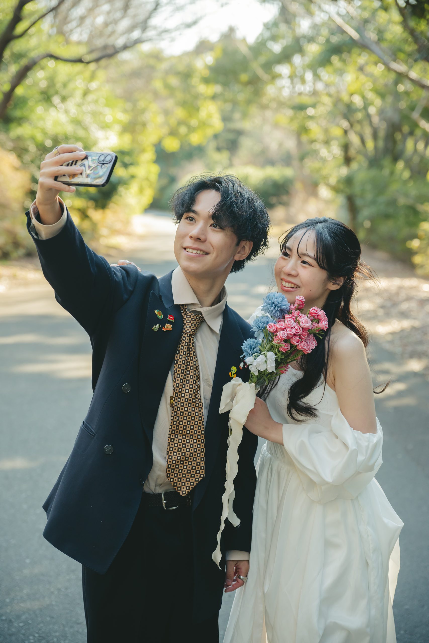 東京での結婚式前撮りロケーション撮影で笑顔を見せる新郎新婦