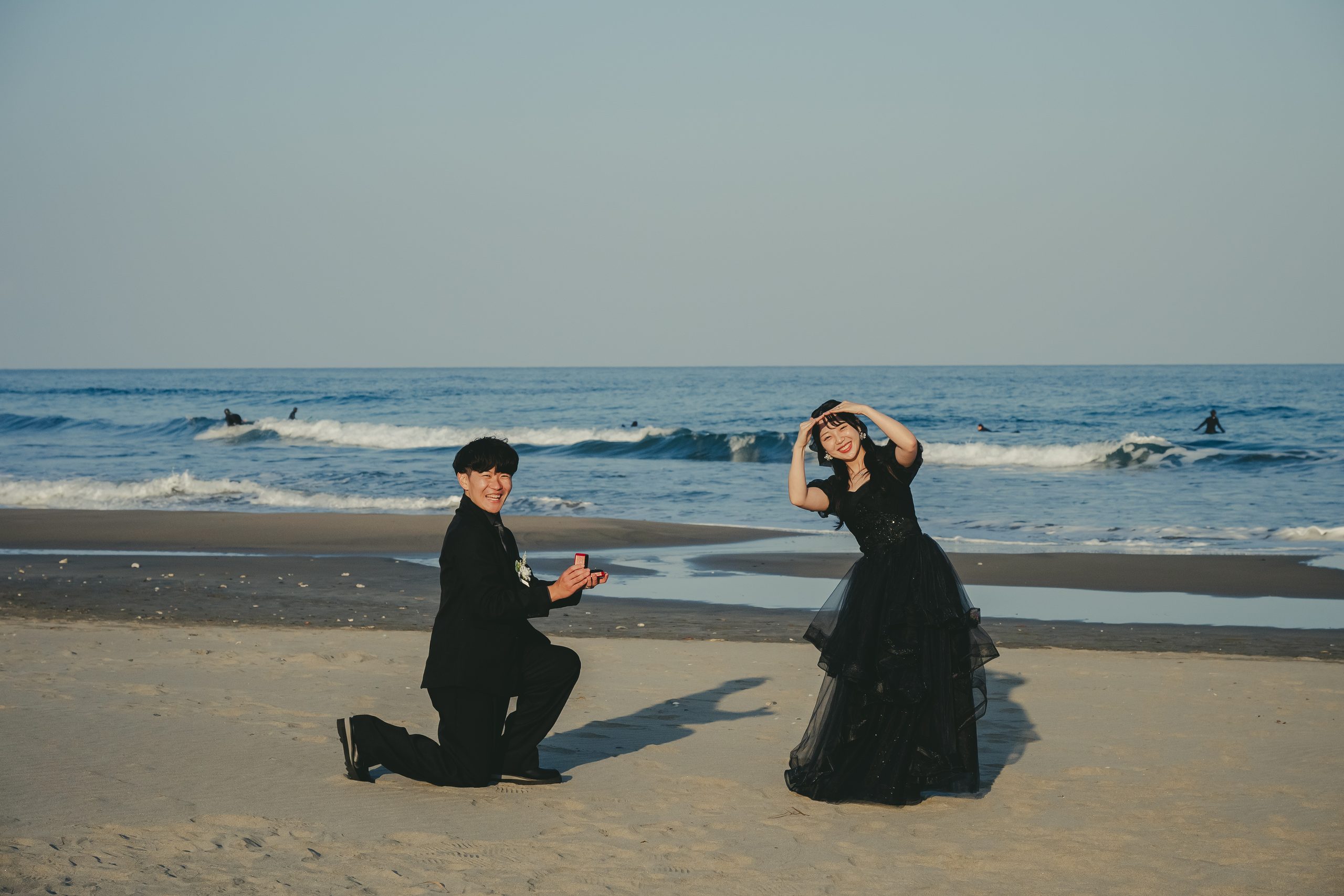 茨城での結婚式前撮りロケーション撮影で笑顔を見せる新郎新婦
