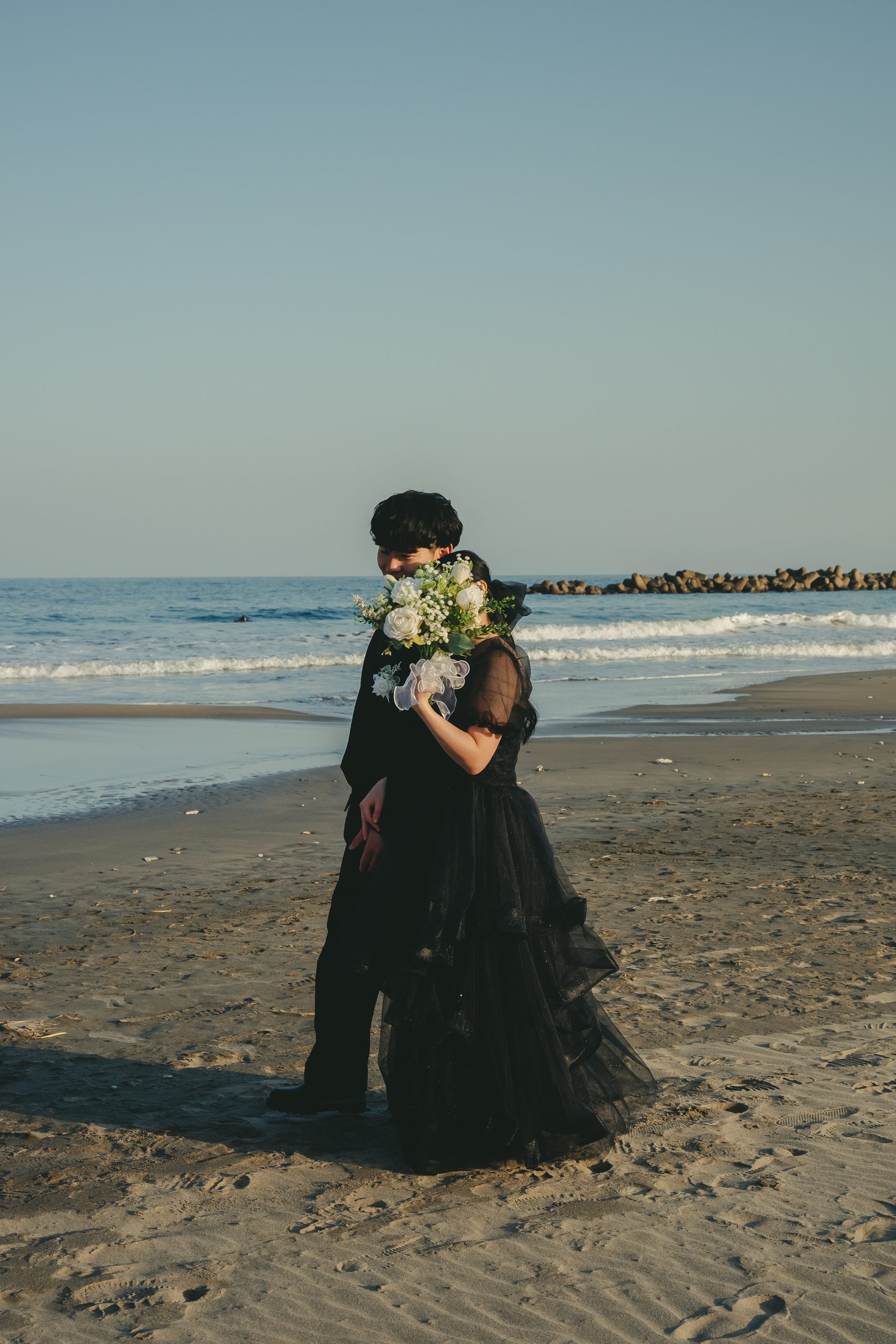 茨城での結婚式前撮りロケーション撮影で笑顔を見せる新郎新婦