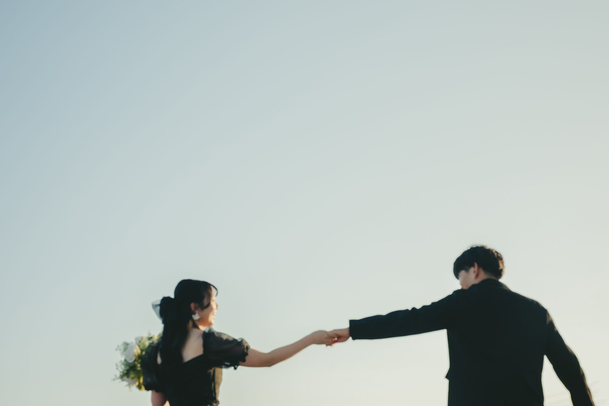 茨城での結婚式前撮りロケーション撮影で笑顔を見せる新郎新婦
