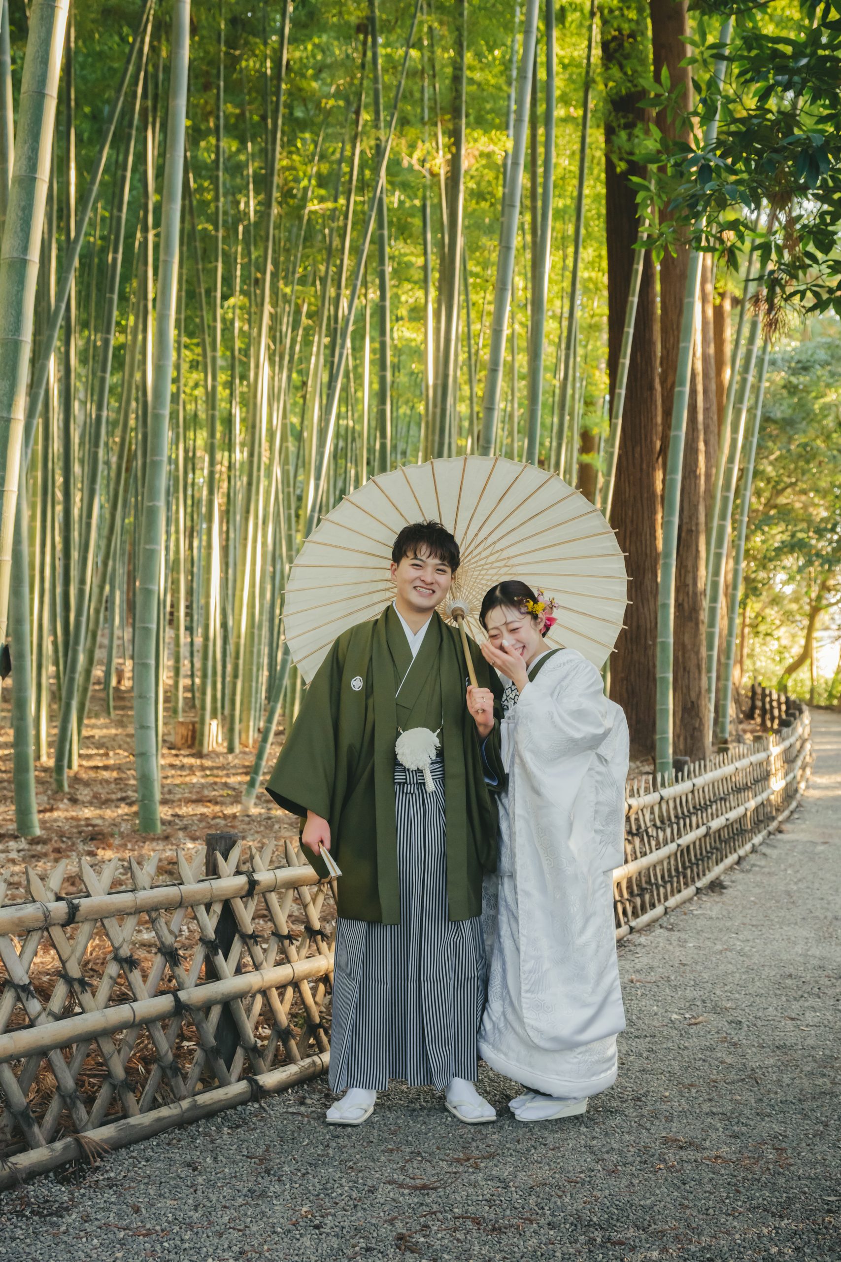 茨城での結婚式前撮りロケーション撮影で笑顔を見せる新郎新婦