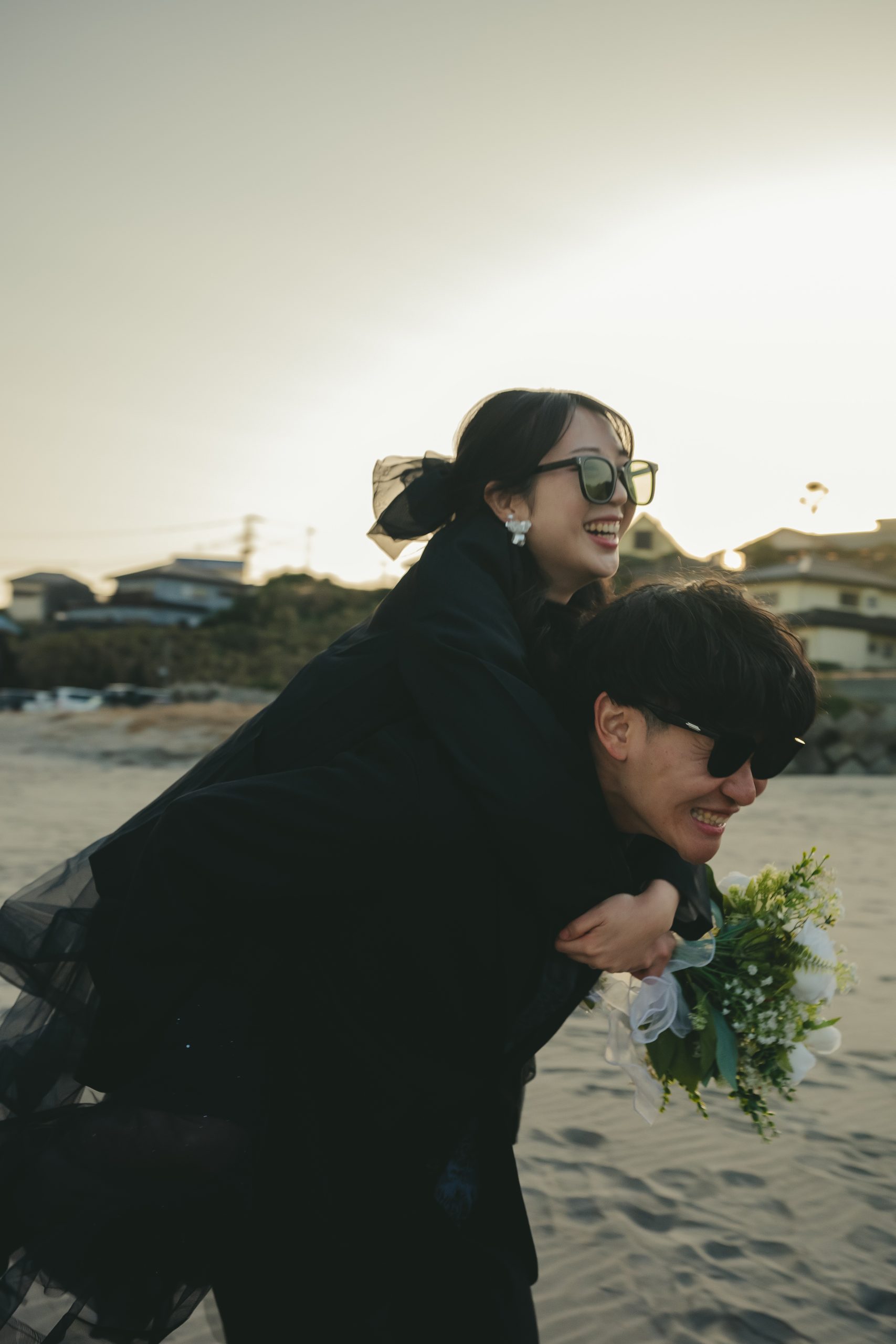 茨城での結婚式前撮りロケーション撮影で笑顔を見せる新郎新婦